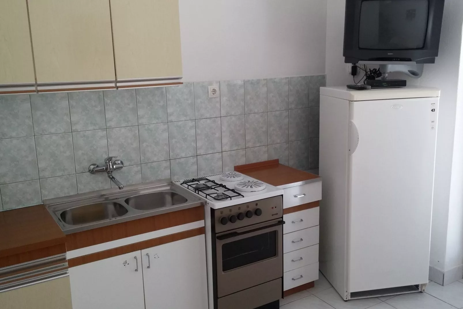 Ruim appartement met terras en een geweldig uitzicht op zee VEW, barbecue in de tuin voor gebruik-Keuken