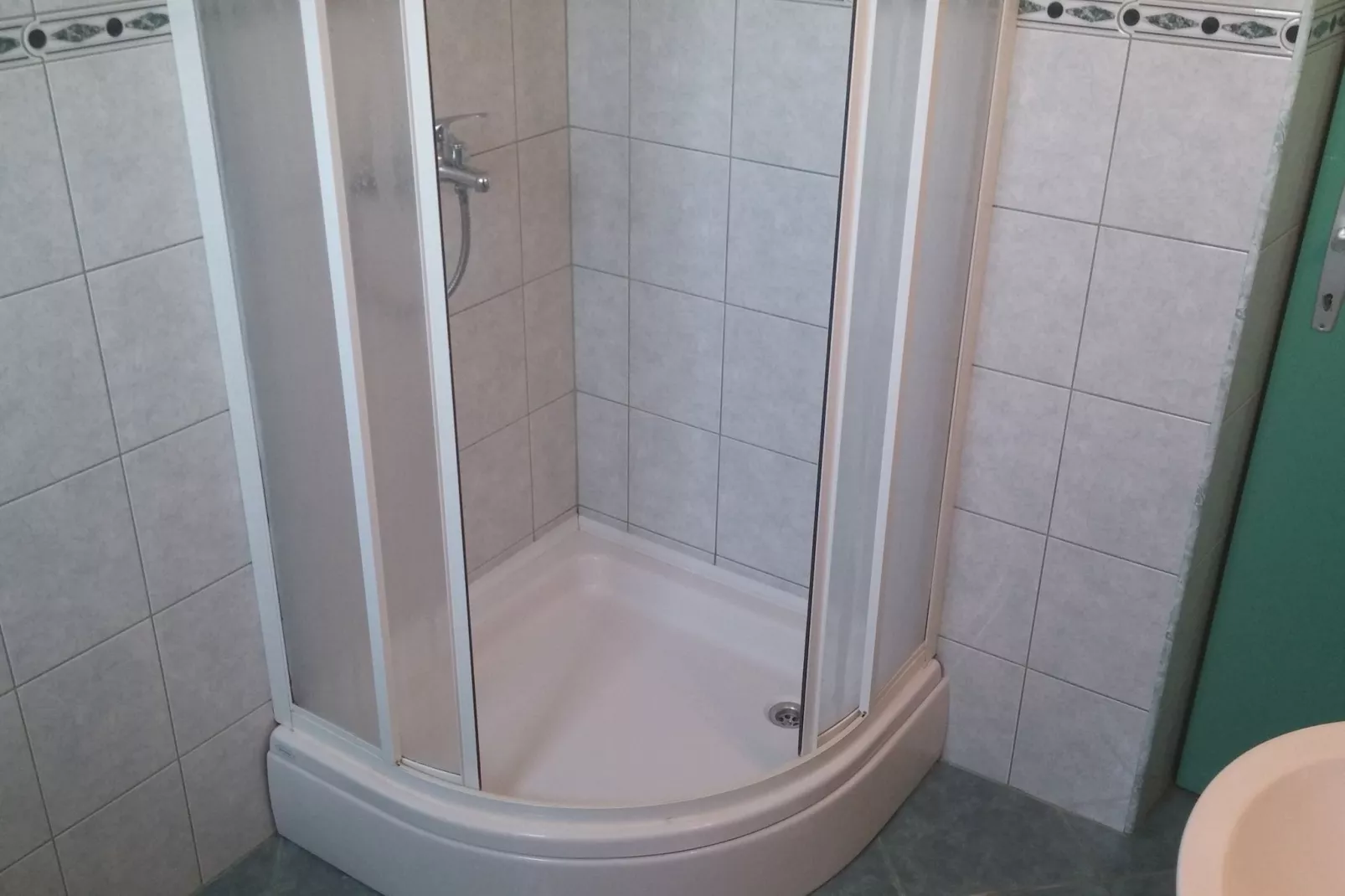 Ruim appartement met terras en een geweldig uitzicht op zee VEW, barbecue in de tuin voor gebruik-Badkamer