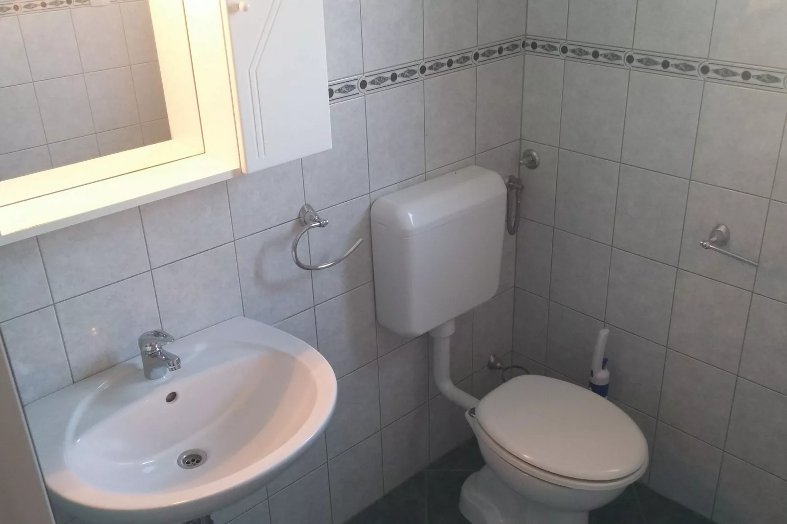 Ruim appartement met terras en een geweldig uitzicht op zee VEW, barbecue in de tuin voor gebruik-Badkamer
