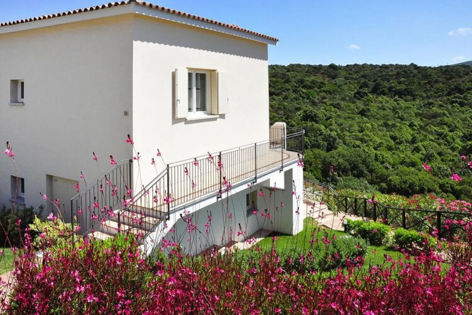 Holiday residence Ea Bianca, Baja Sardinia-Bilo 4-Buitenkant zomer