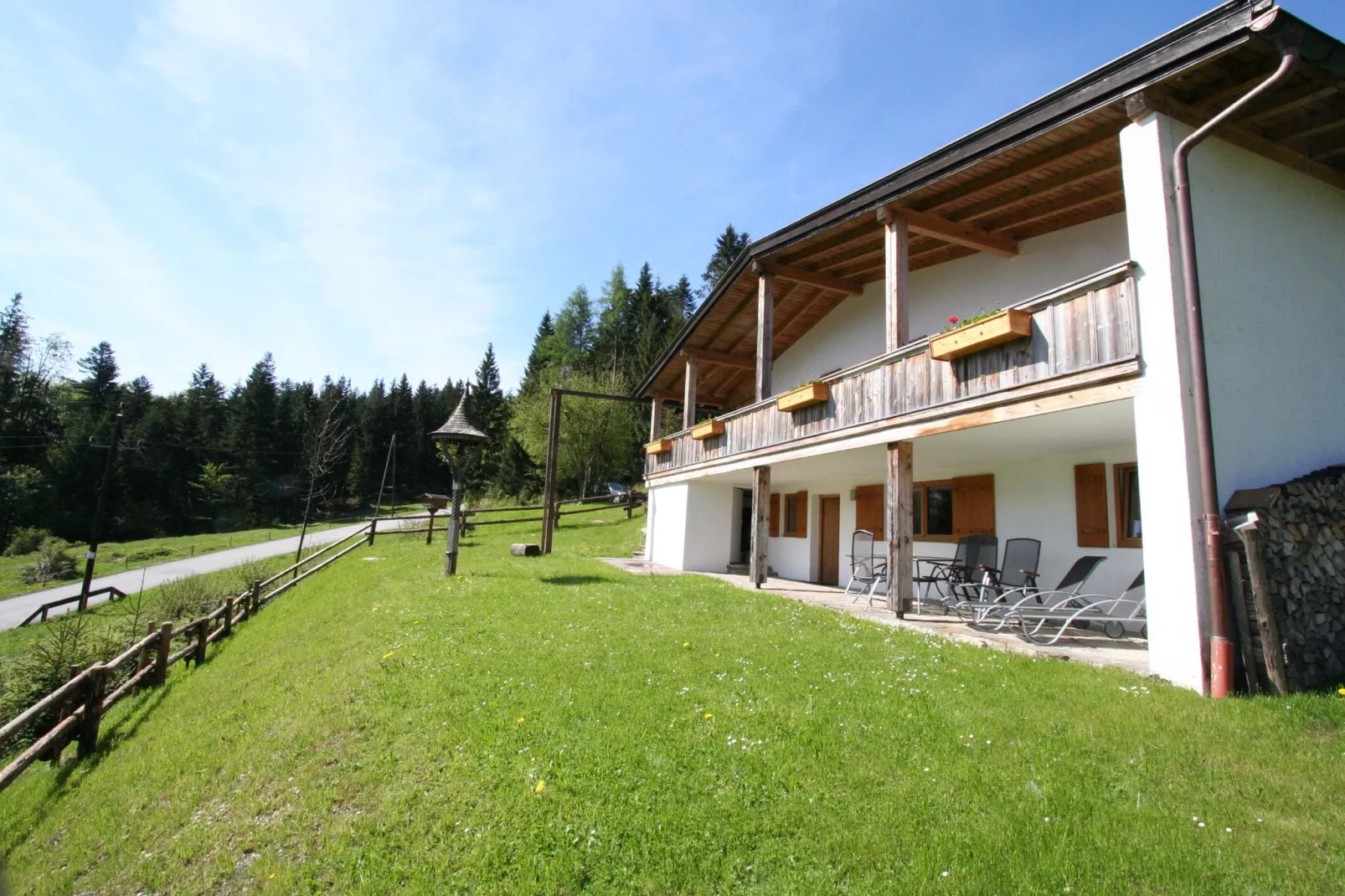 Chalet Niederndorferberg-Buitenkant zomer