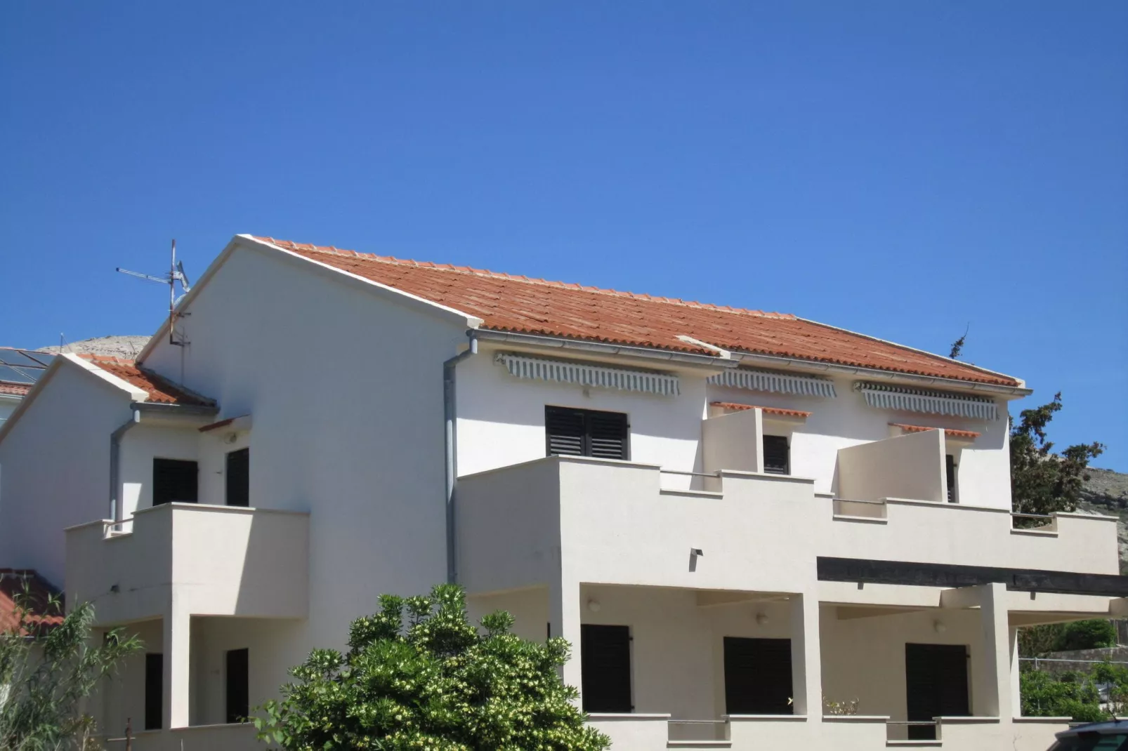 Pittoresk appartement in Pag met zeezicht-Buitenkant zomer