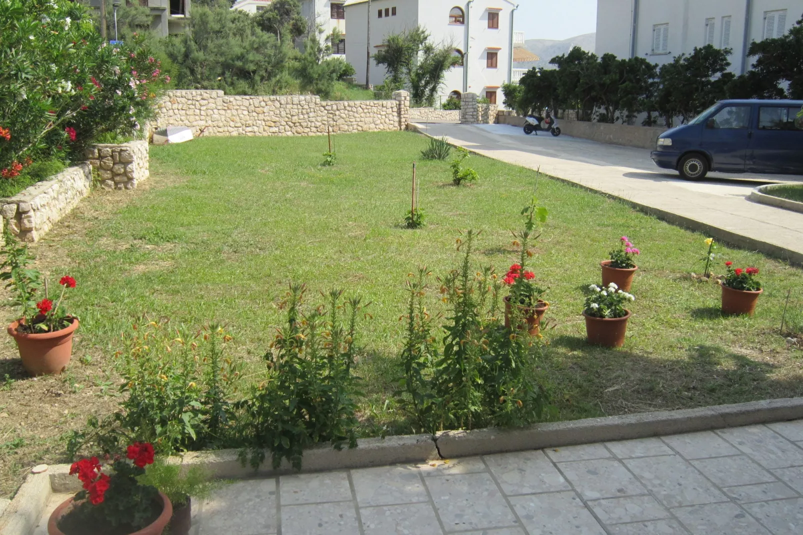 Pittoresk appartement in Pag met zeezicht-Tuinen zomer