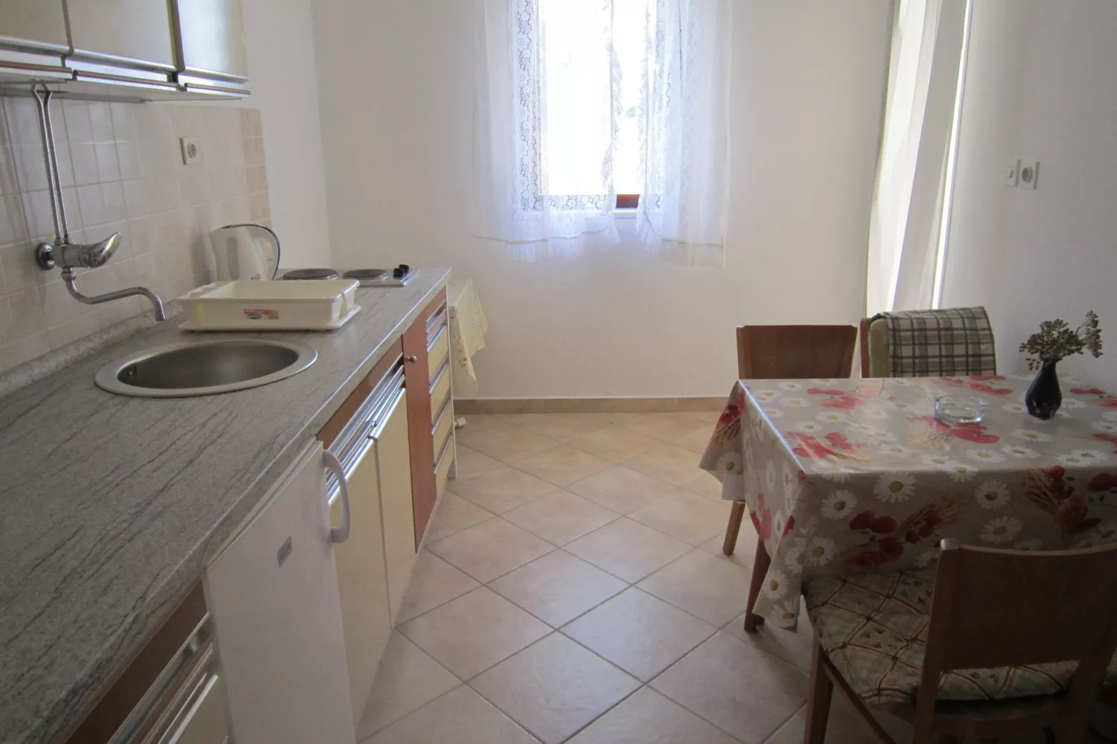 Pittoresk appartement in Pag met zeezicht-Eetkamer