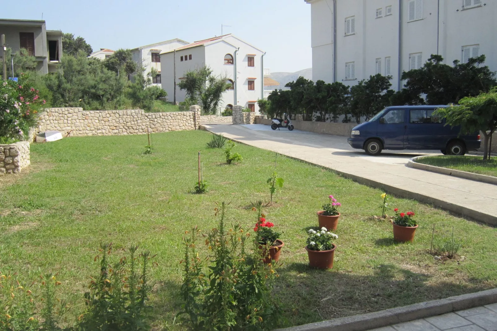 Pittoresk appartement in Pag met zeezicht-Tuinen zomer