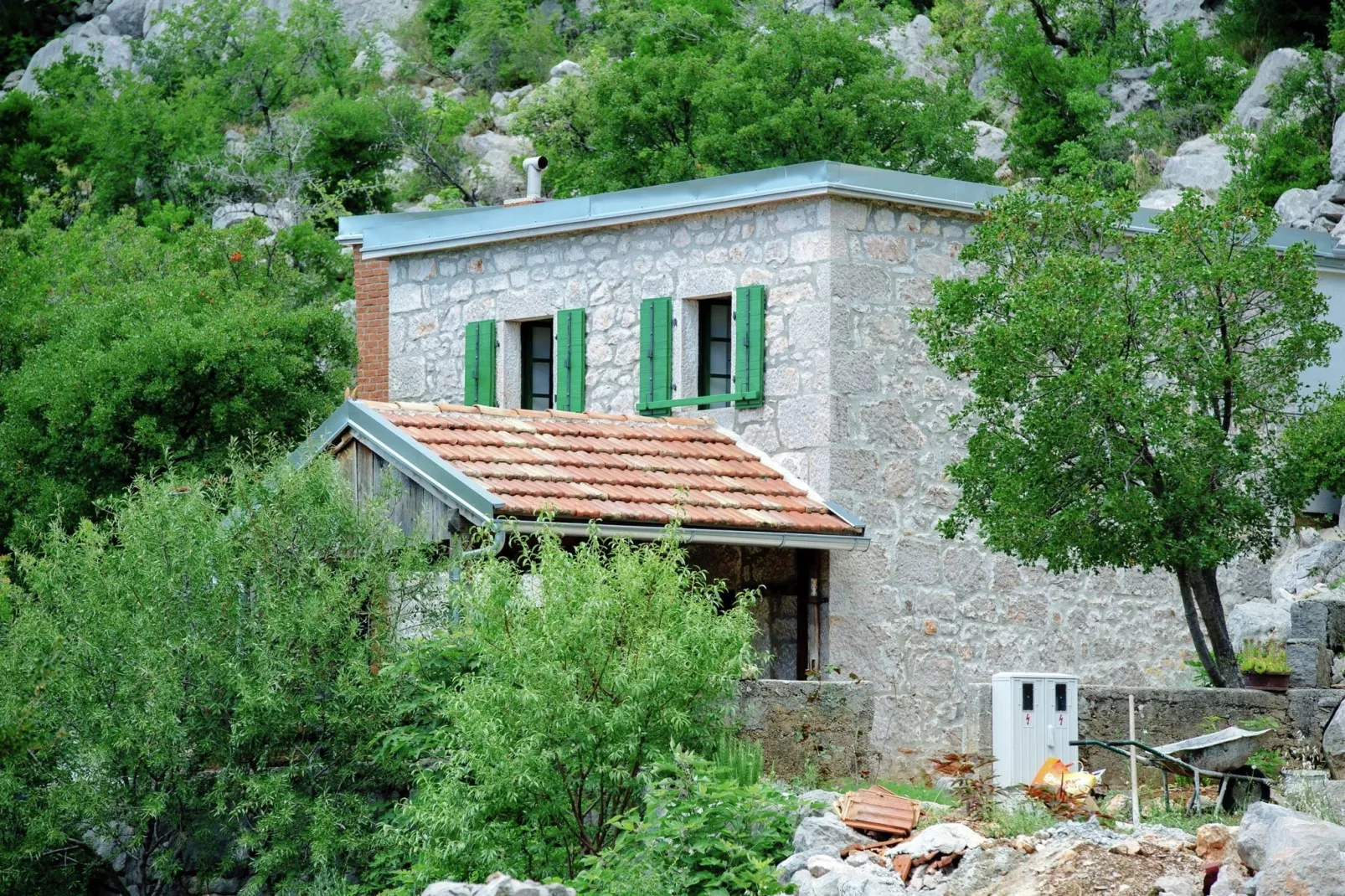 Stone house Dobroselo-Buitenkant zomer
