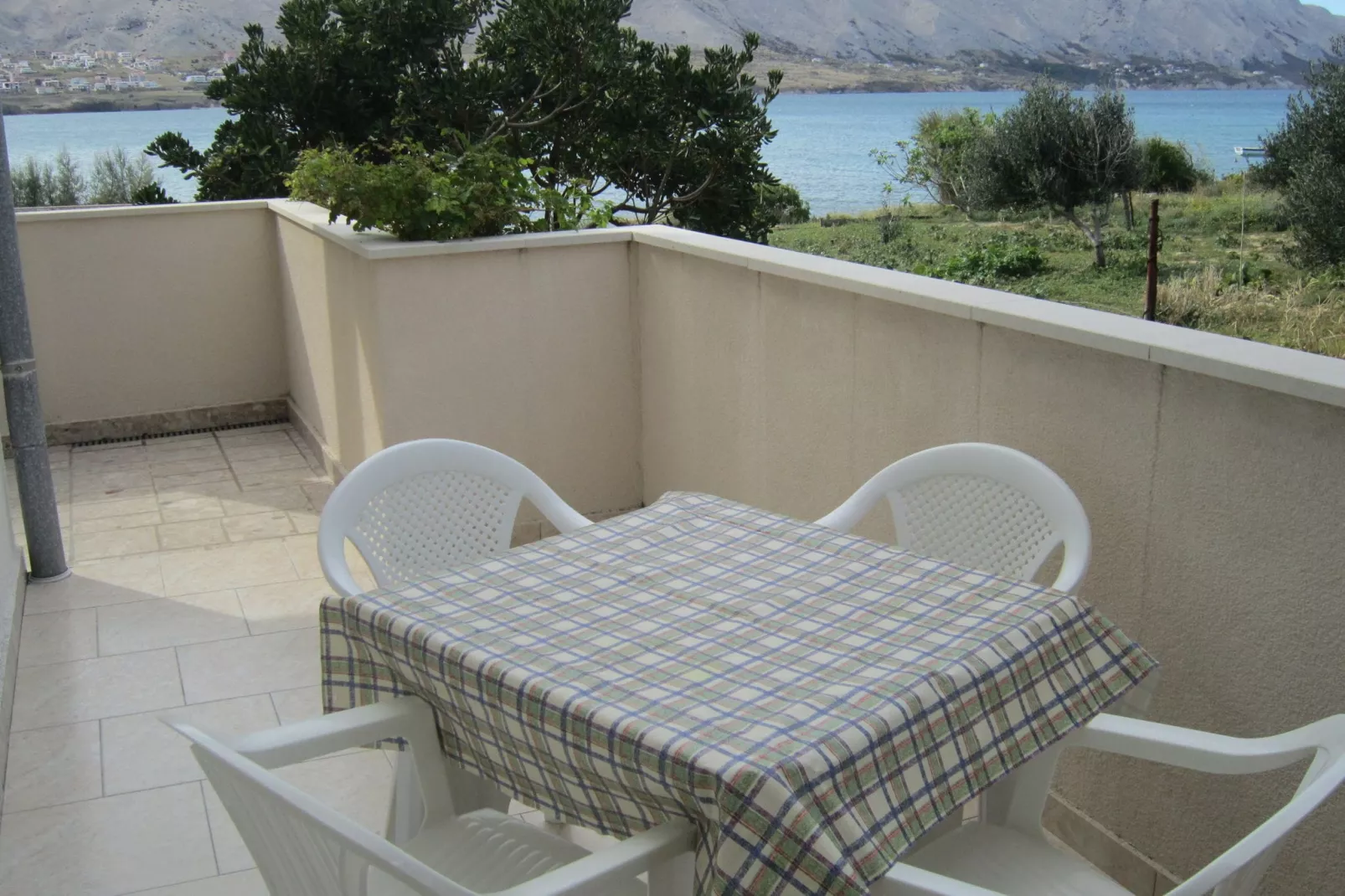 Prachtig appartement in Pag met zeezicht-Uitzicht zomer