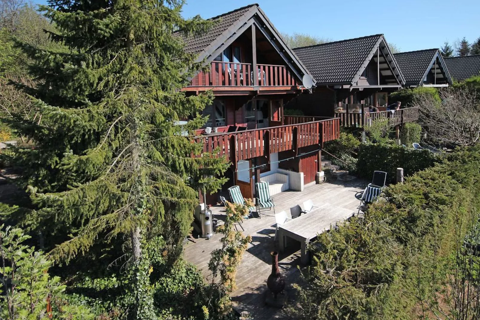 Mooi chalet op een camping, met verschillende terrassen en prachtig uitzicht-Buitenkant zomer