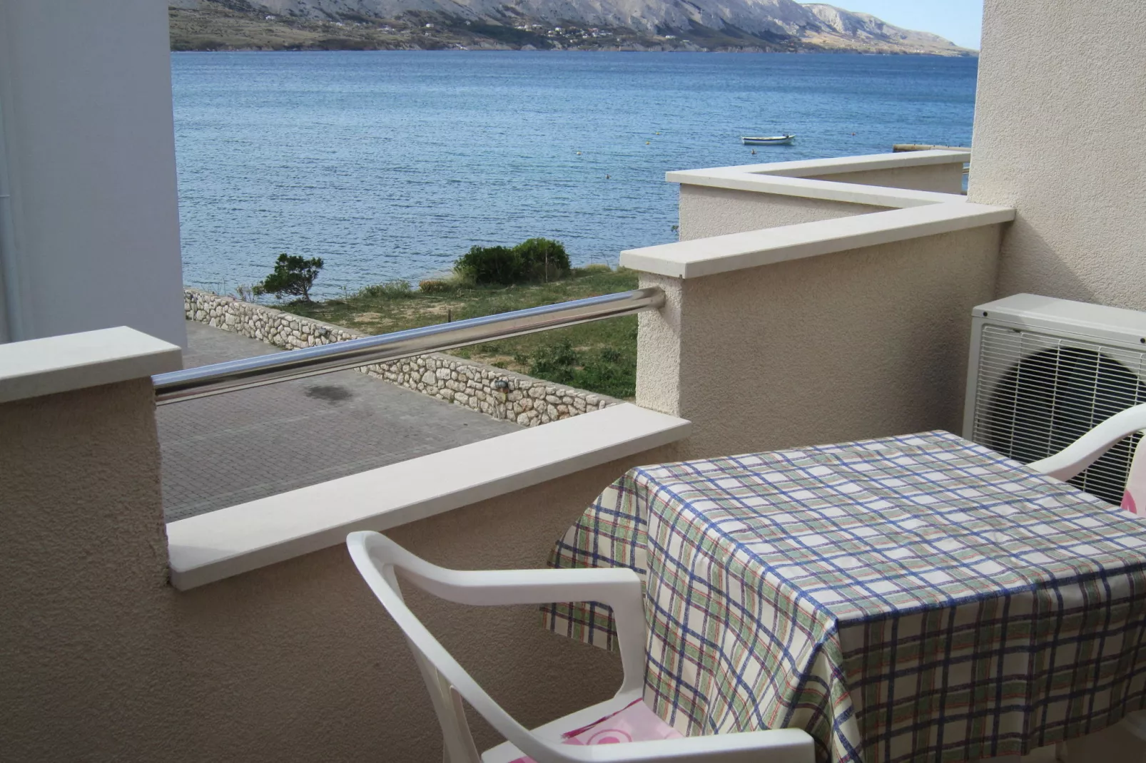 Mooi studio appartement met balkon en uitzicht op zee, op 50 meter afstand van het strand-Uitzicht zomer