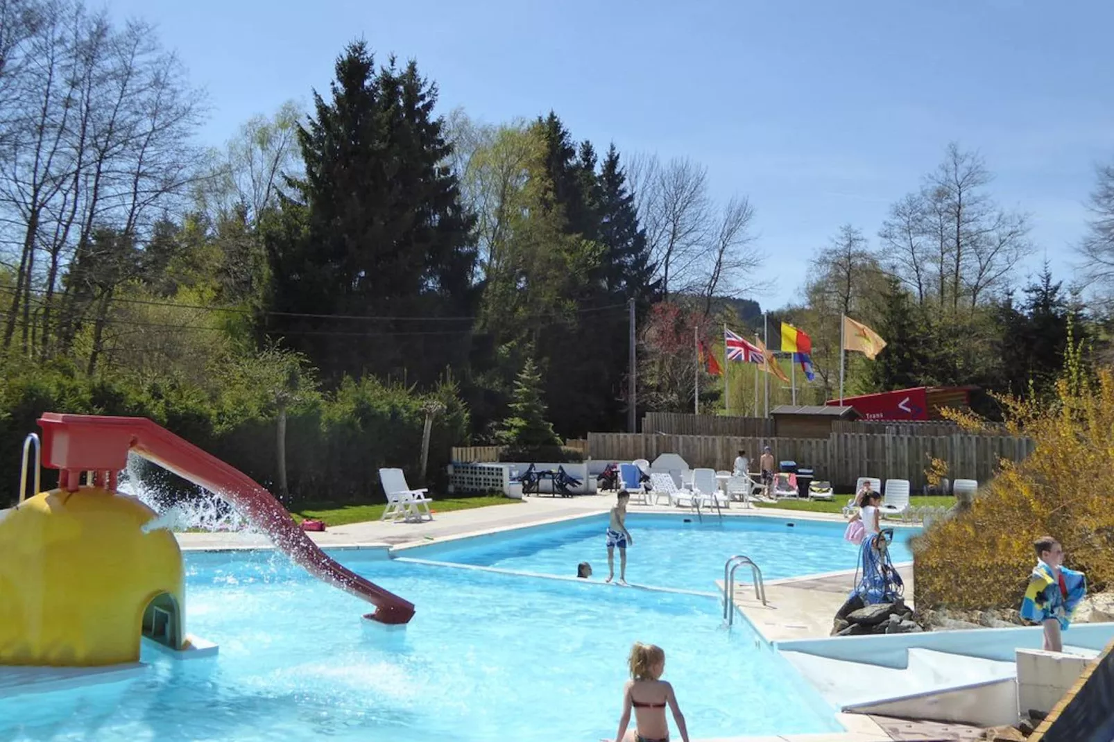 Mooi chalet op een camping, met verschillende terrassen en prachtig uitzicht-Zwembad