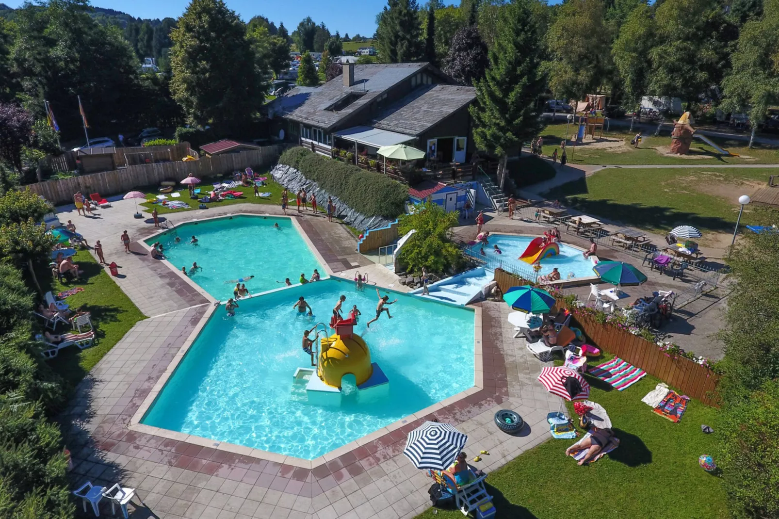 Mooi chalet op een camping, met verschillende terrassen en prachtig uitzicht-Zwembad