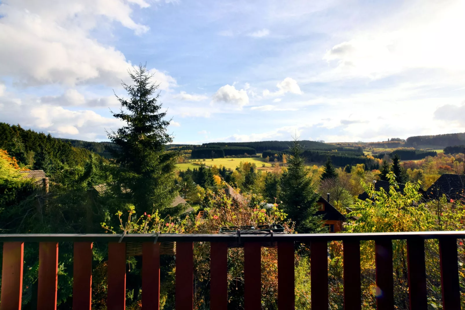 Mooi chalet op een camping, met verschillende terrassen en prachtig uitzicht-Uitzicht zomer