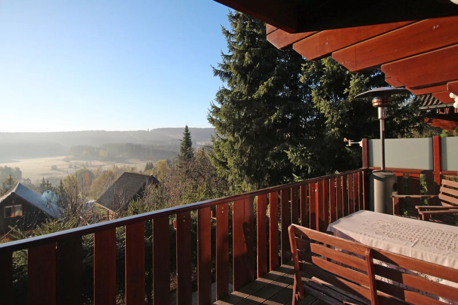 Mooi chalet op een camping, met verschillende terrassen en prachtig uitzicht-Terrasbalkon