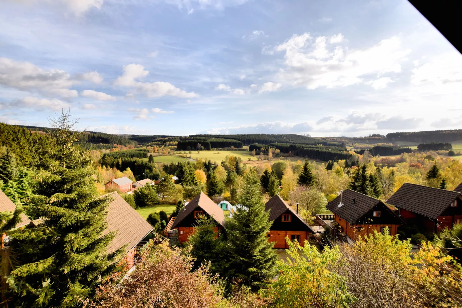 Mooi chalet op een camping, met verschillende terrassen en prachtig uitzicht-Uitzicht zomer