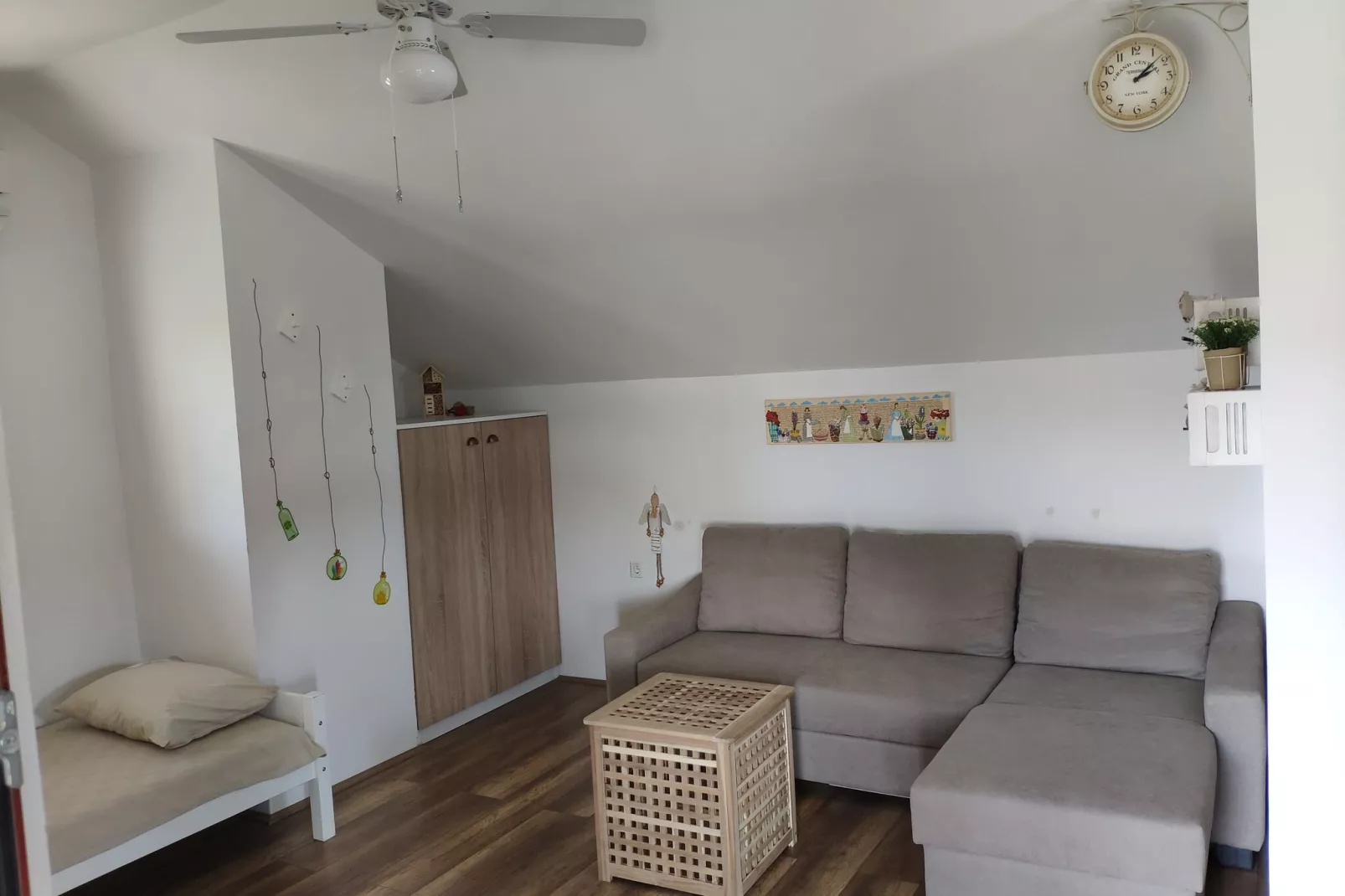 Studio apartment Paklenica-Woonkamer