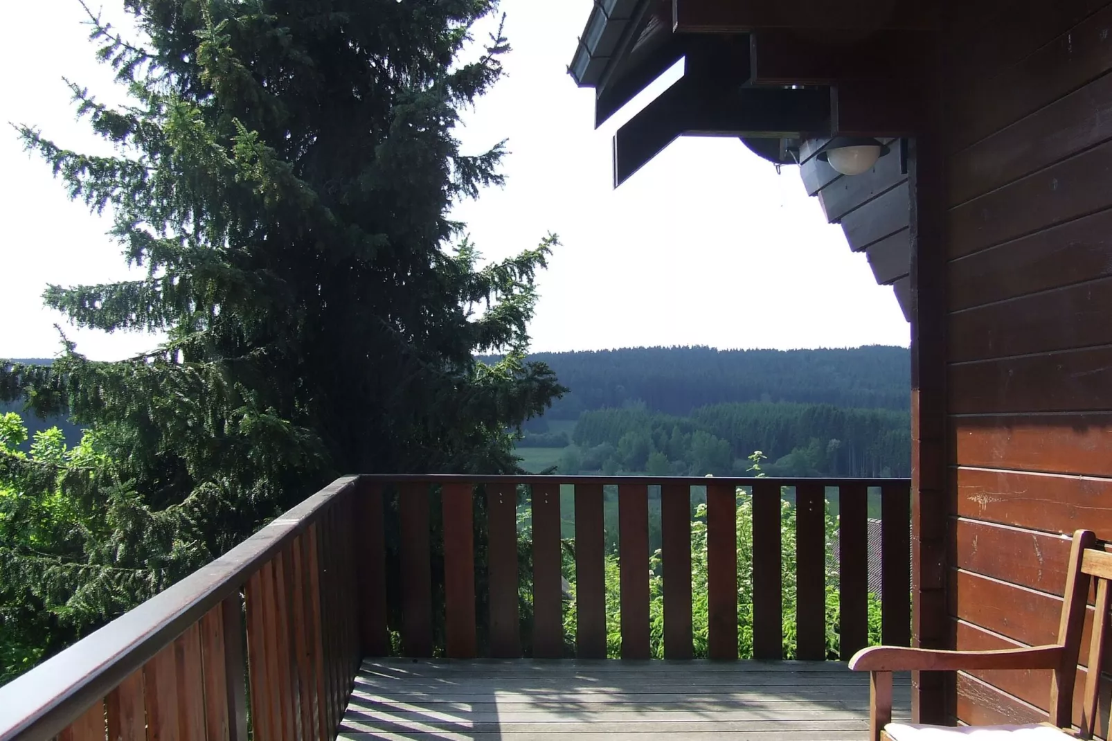 Mooi chalet op een camping, met verschillende terrassen en prachtig uitzicht-Terrasbalkon