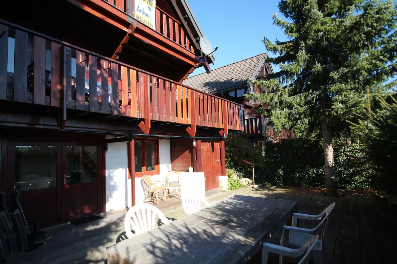 Mooi chalet op een camping, met verschillende terrassen en prachtig uitzicht-Terrasbalkon