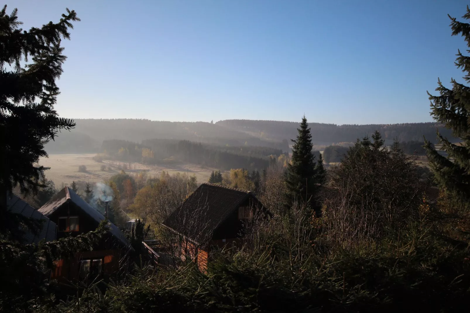 Mooi chalet op een camping, met verschillende terrassen en prachtig uitzicht-Uitzicht zomer