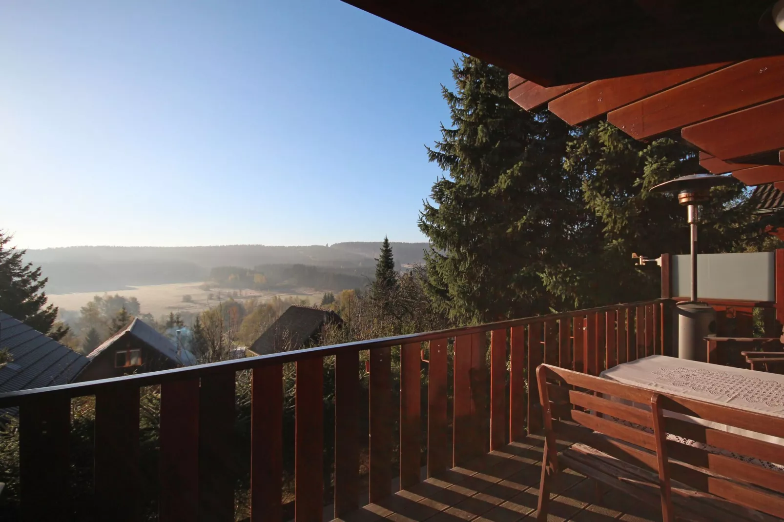 Mooi chalet op een camping, met verschillende terrassen en prachtig uitzicht-Uitzicht zomer