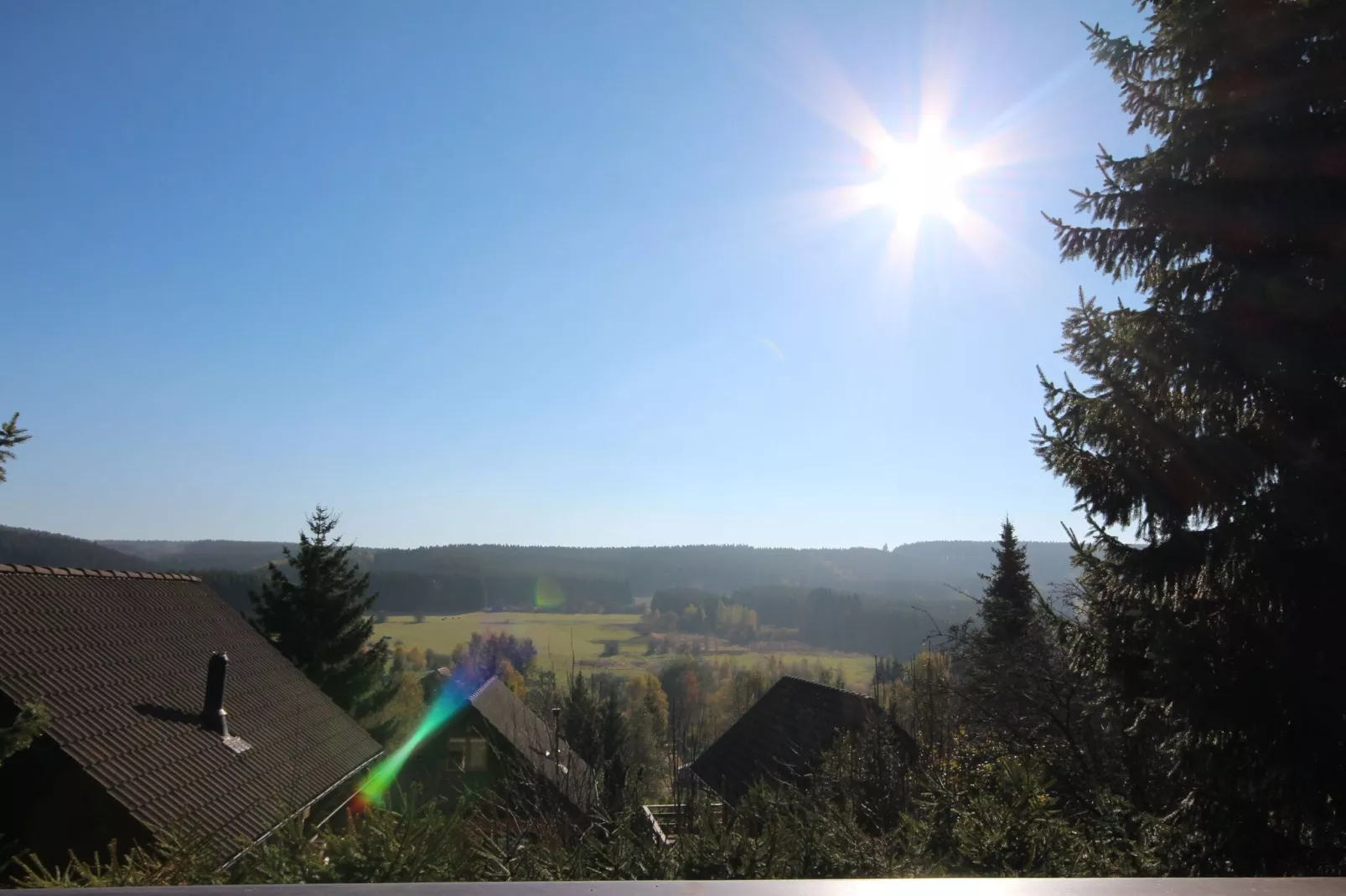 Mooi chalet op een camping, met verschillende terrassen en prachtig uitzicht-Uitzicht zomer