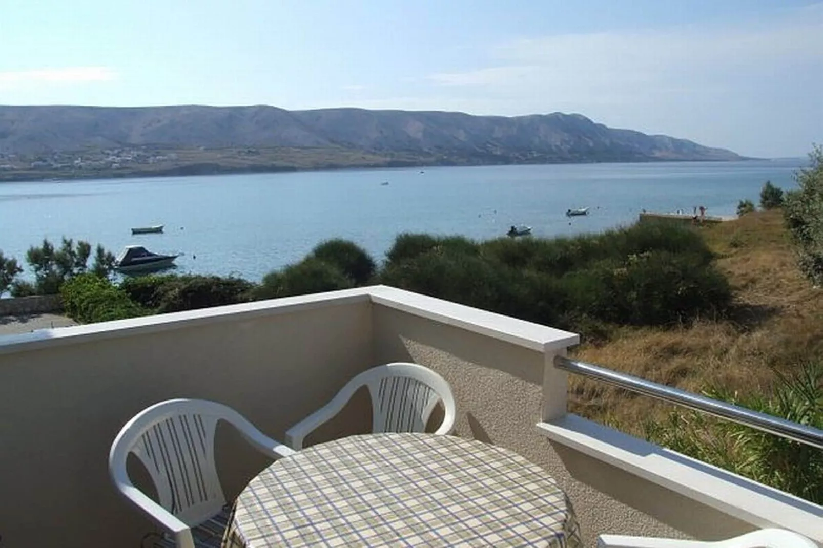 Groot appartement met een balkon en uitzicht op zee, 50m ver van het strand, barbecue voor gebruik-Uitzicht zomer