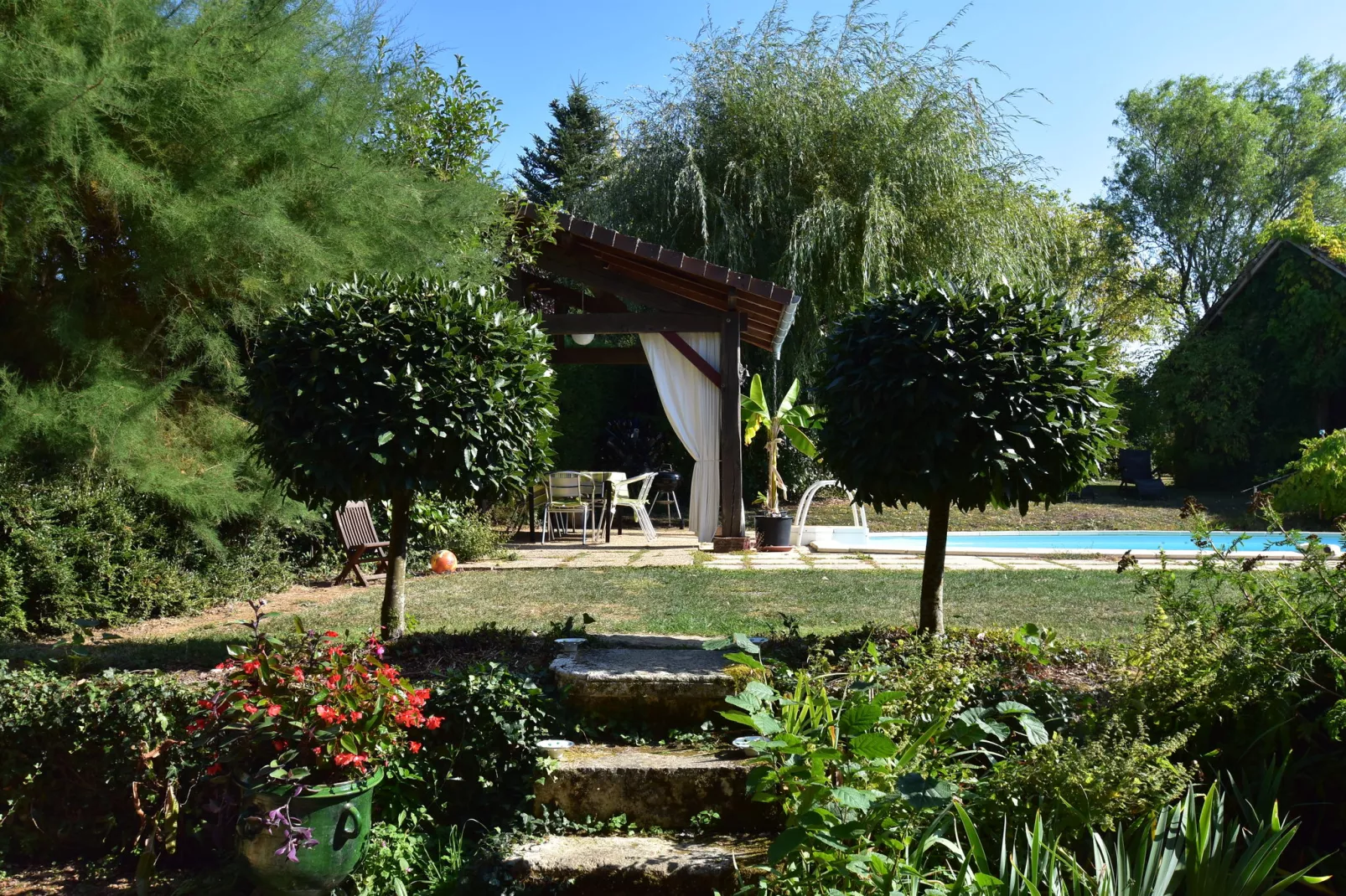 Maison de vacances St Jory las Bloux-Tuinen zomer