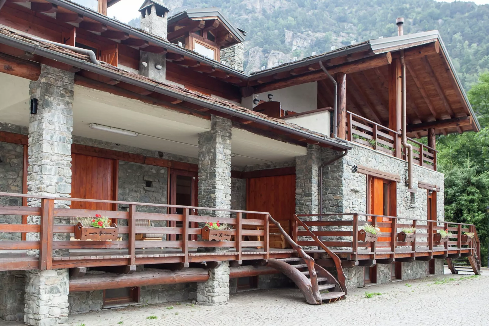 Chalet Antey Grande Diciotto-Buitenkant zomer