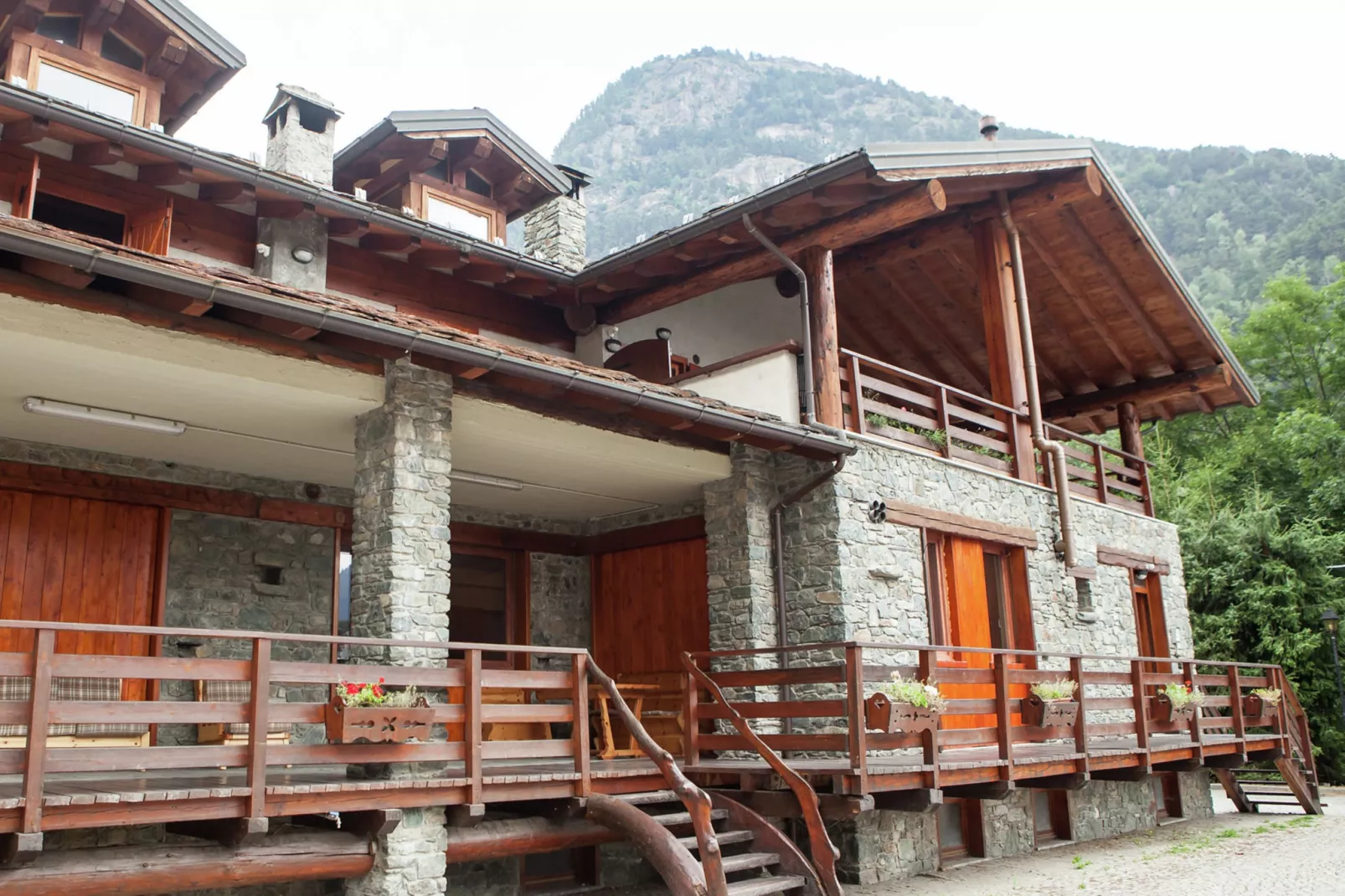 Chalet Antey Grande Diciotto-Buitenkant zomer