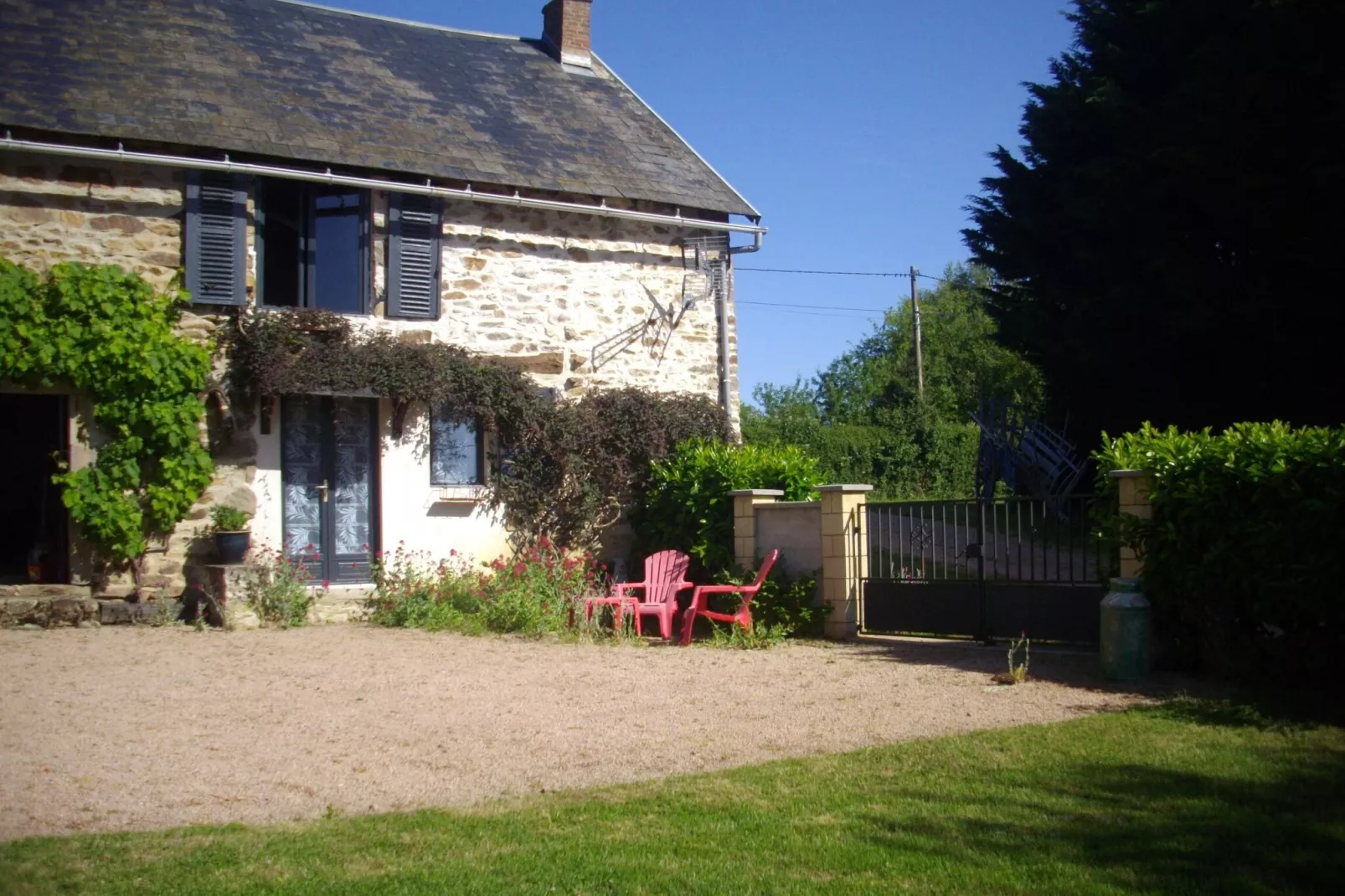 Gite Les Ayes-Buitenkant zomer