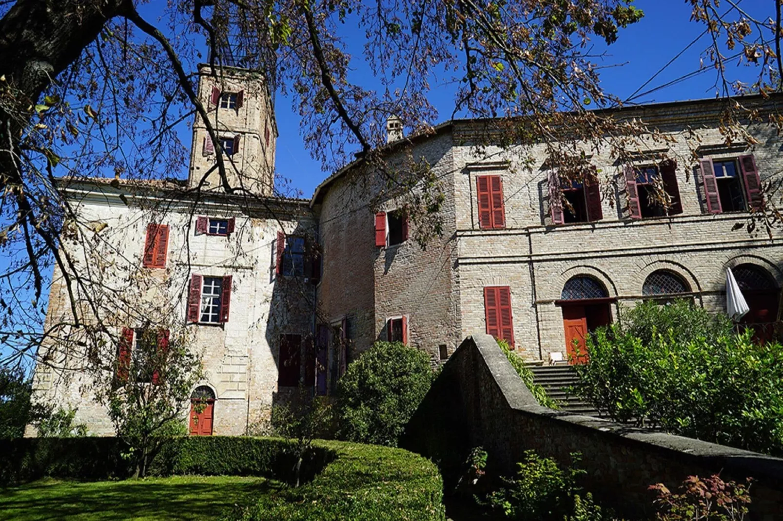 Castello di Robella-Buitenkant zomer