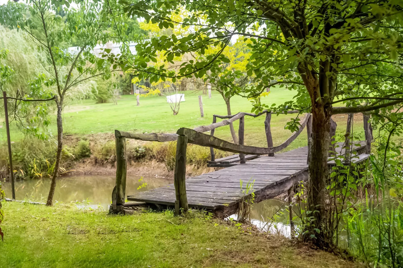 Le Gîte du Lac Privé-Tuinen zomer