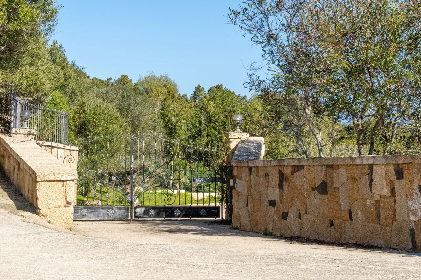 Mooie villa in Belvédère-Campomoro met zwembad-Buitenkant zomer