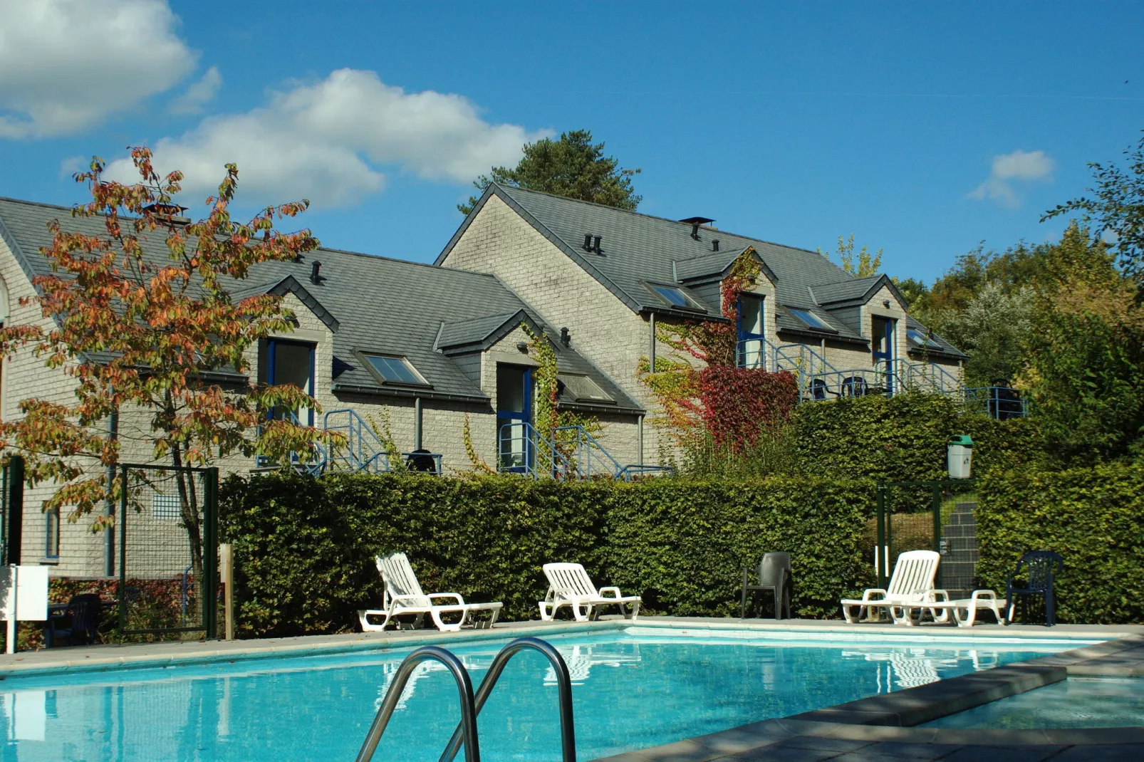 Mooi appartement in Durbuy met een zwembad-Buitenkant zomer