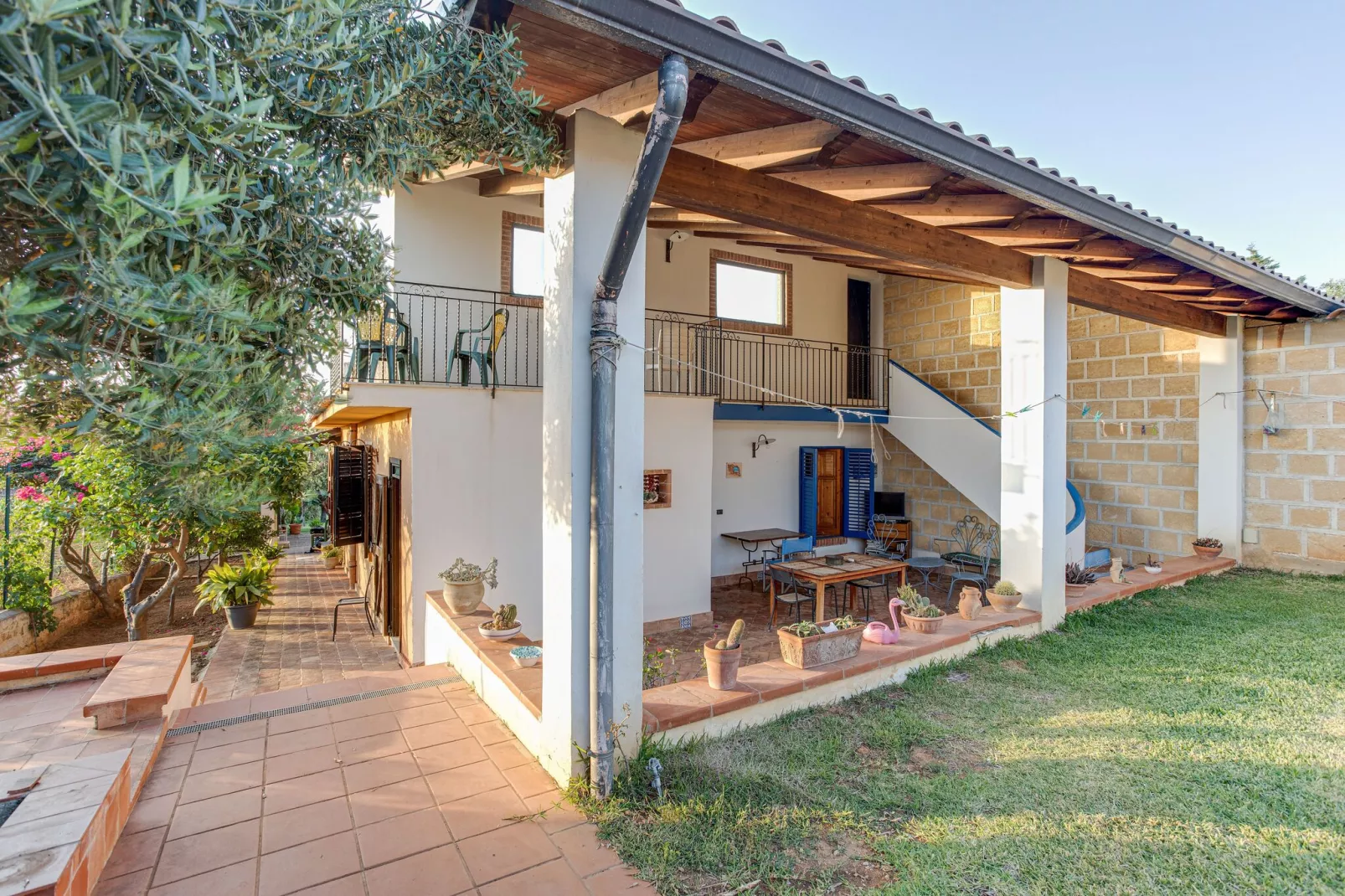 Charmante villa met dakterras-Buitenkant zomer