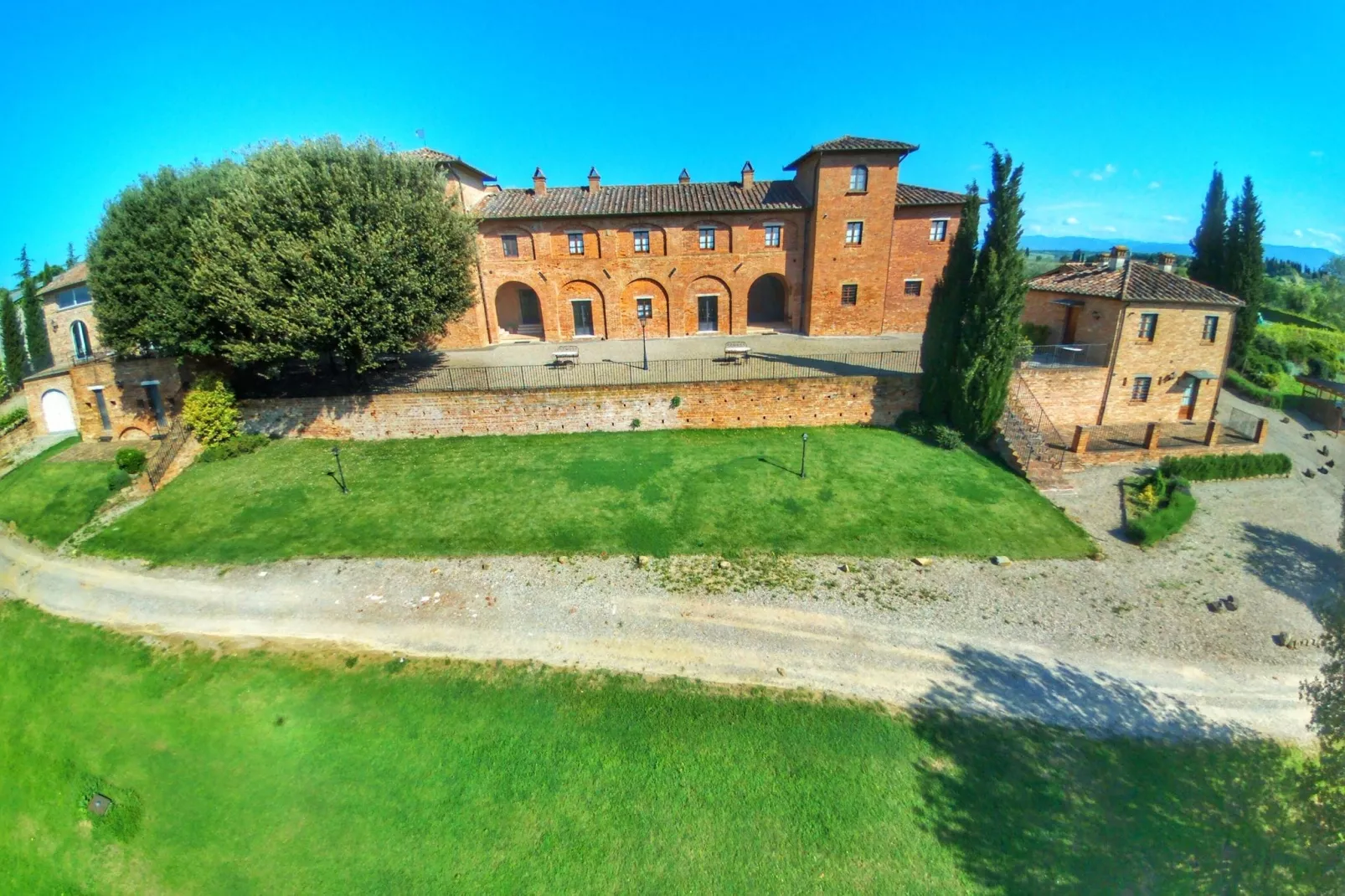 Gezellig appartement in Montepulciano met zwembad-Buitenkant zomer