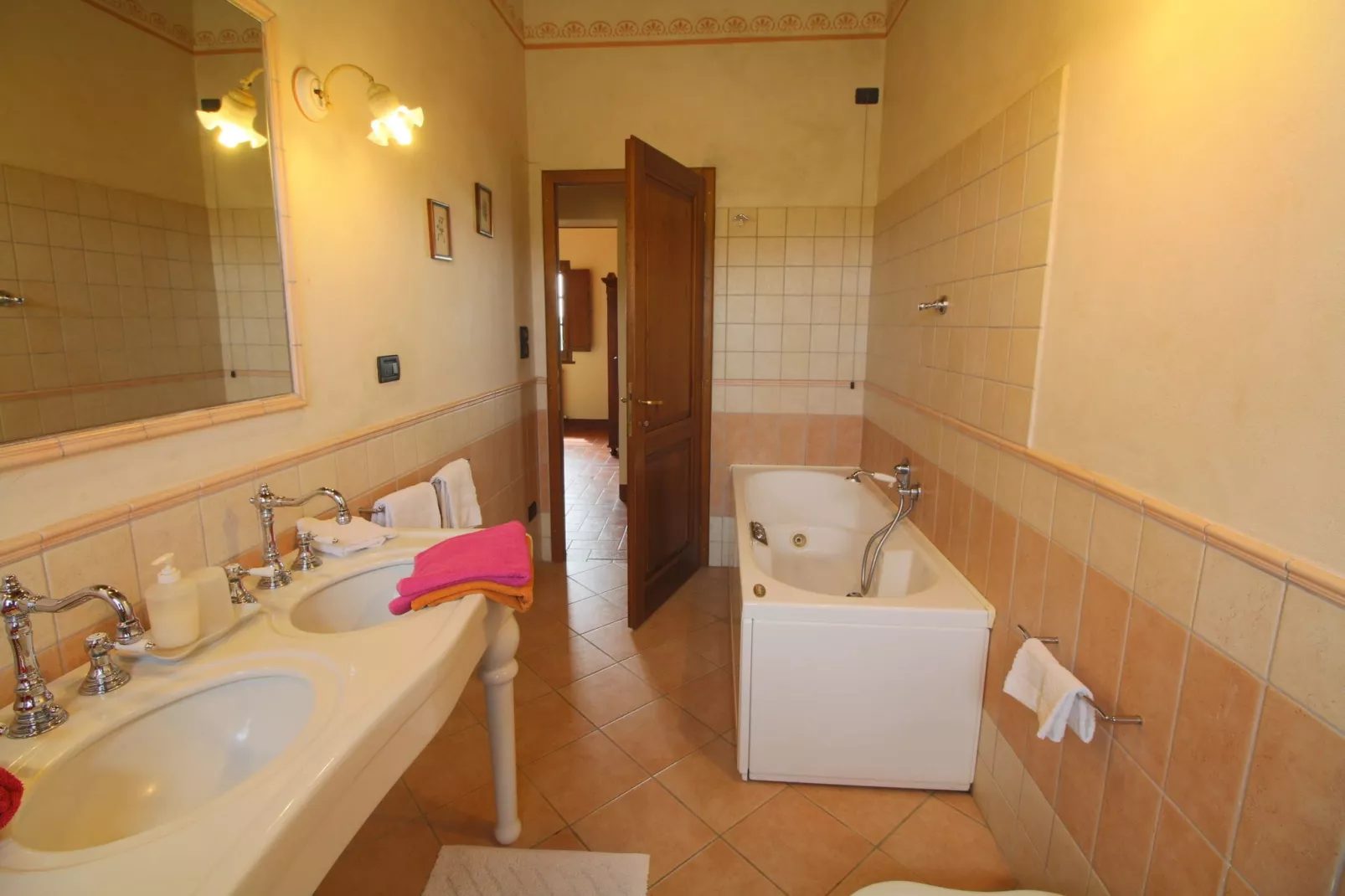 Gezellig appartement in Montepulciano met zwembad-Badkamer
