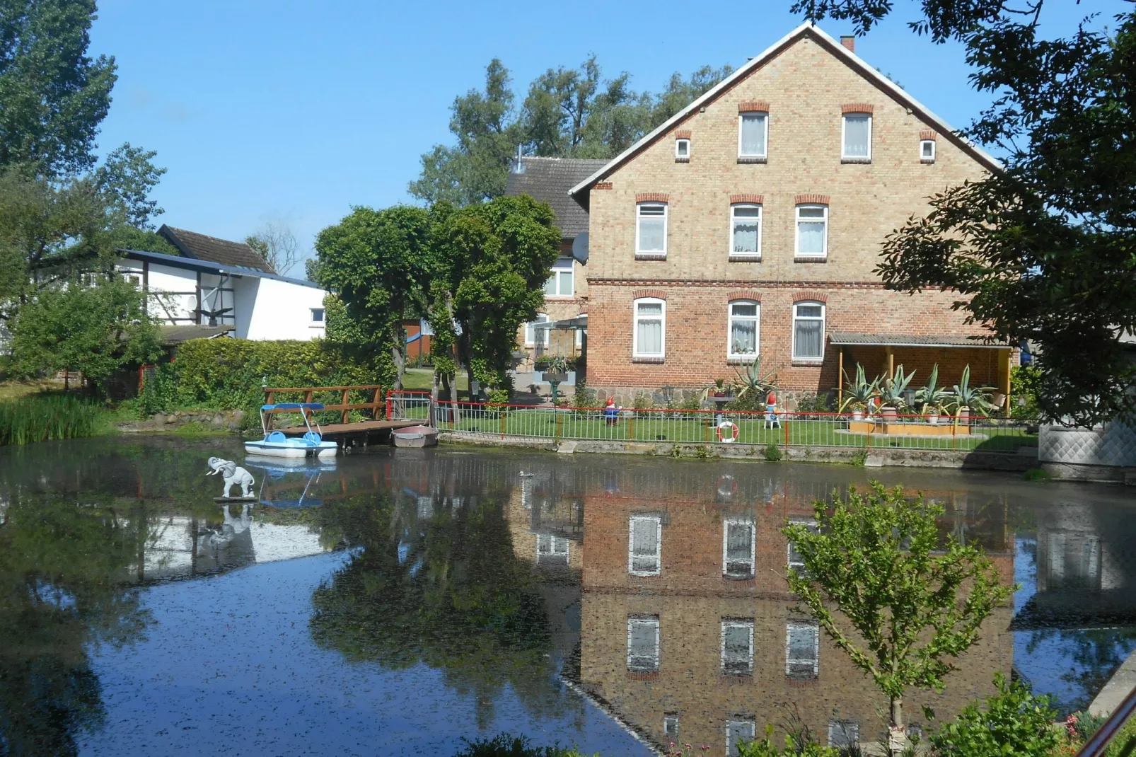 Gartenbungalow 1 linke Seite-Buitenkant zomer