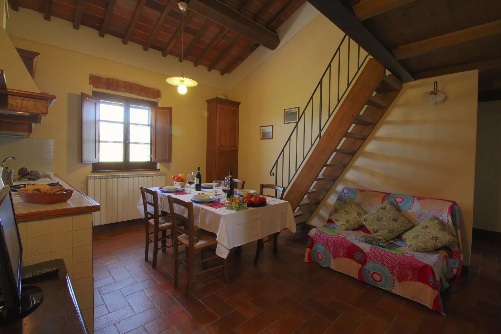 Agriturismo met zwembad, uitzicht over wijngaard Vino Nobile di Montepulciano-Woonkamer