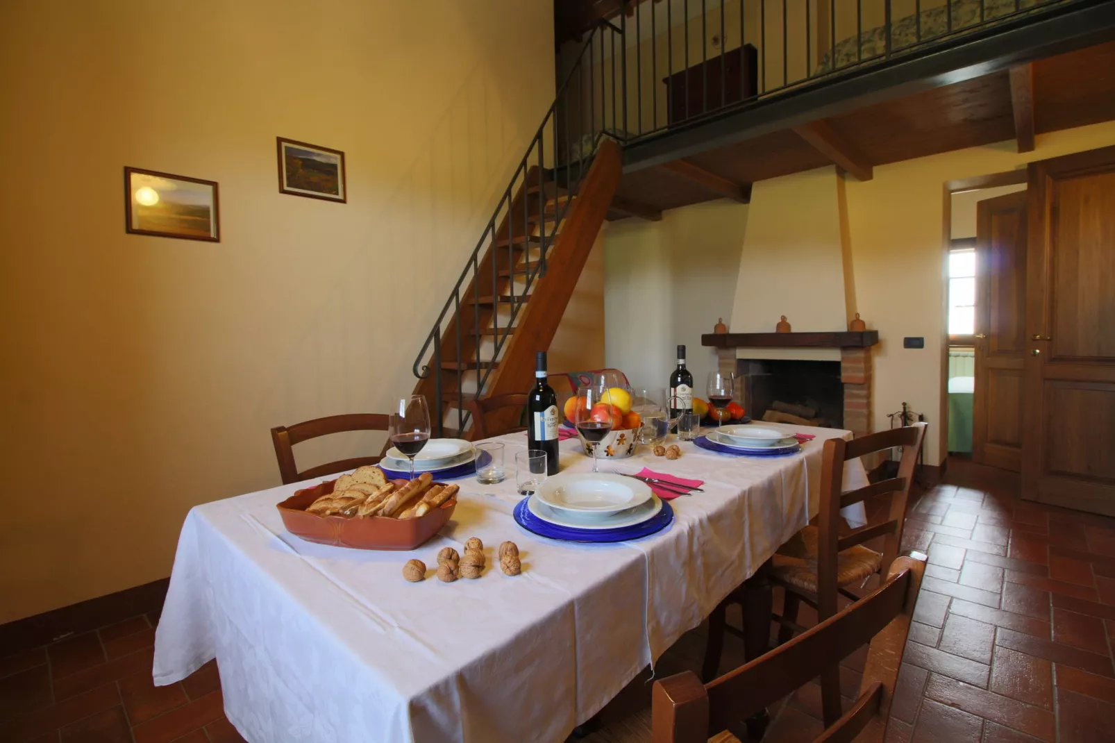 Agriturismo met zwembad, uitzicht over wijngaard Vino Nobile di Montepulciano-Eetkamer