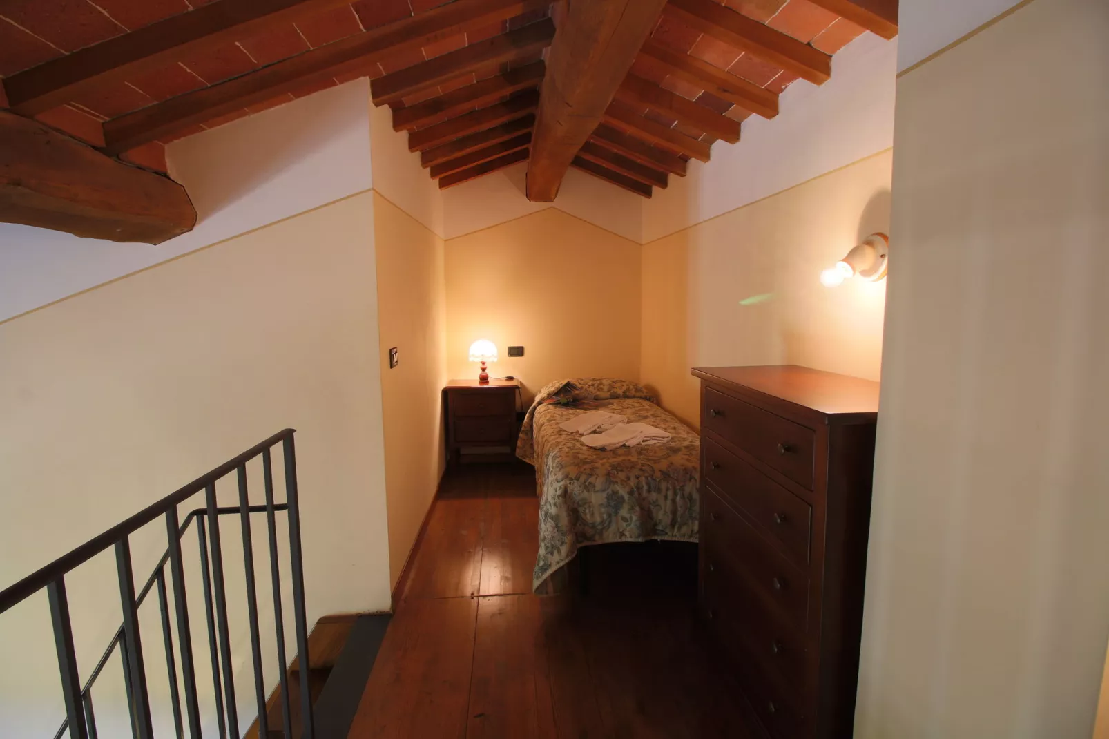 Agriturismo met zwembad, uitzicht over wijngaard Vino Nobile di Montepulciano-Slaapkamer