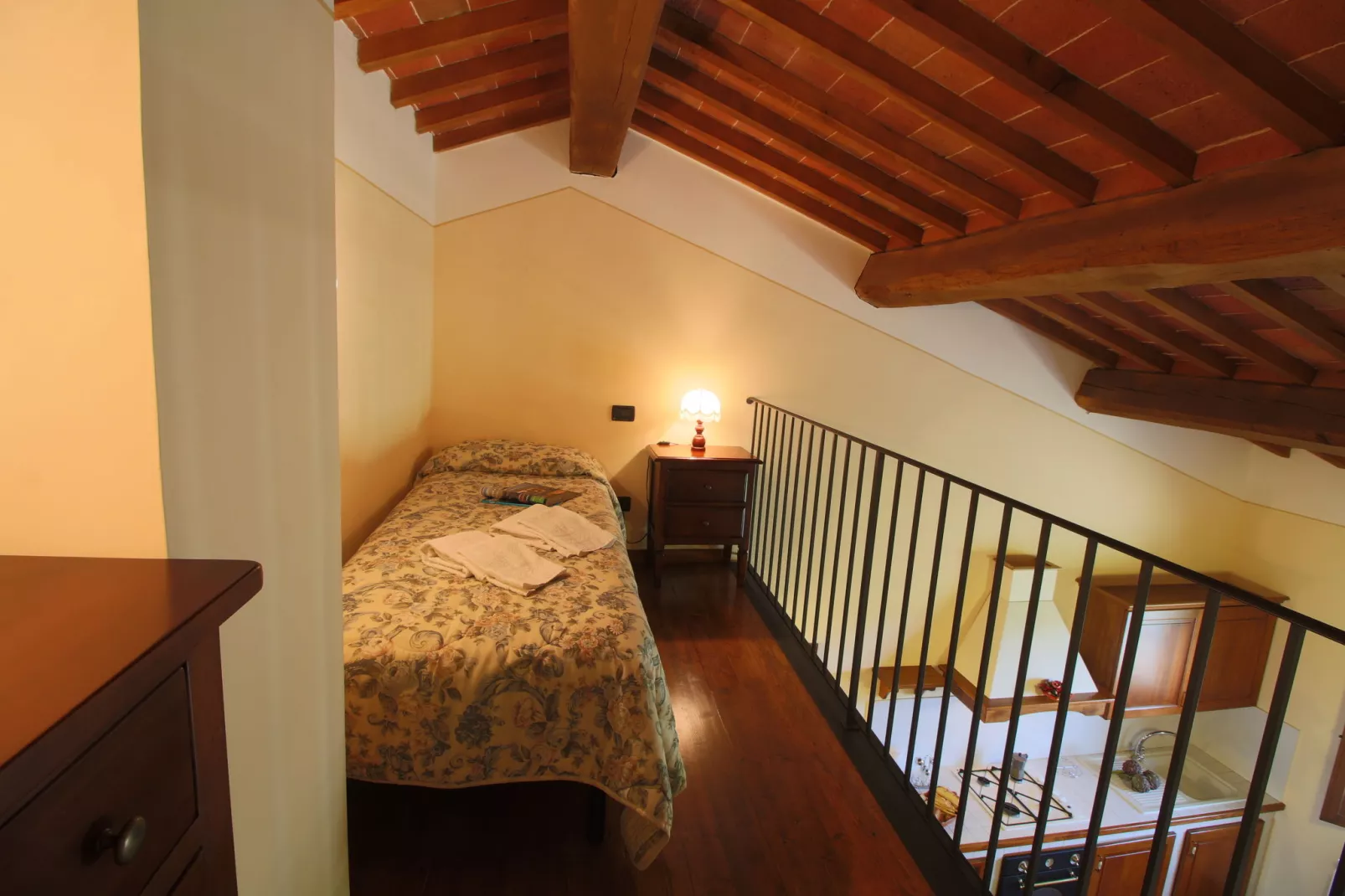 Agriturismo met zwembad, uitzicht over wijngaard Vino Nobile di Montepulciano-Slaapkamer