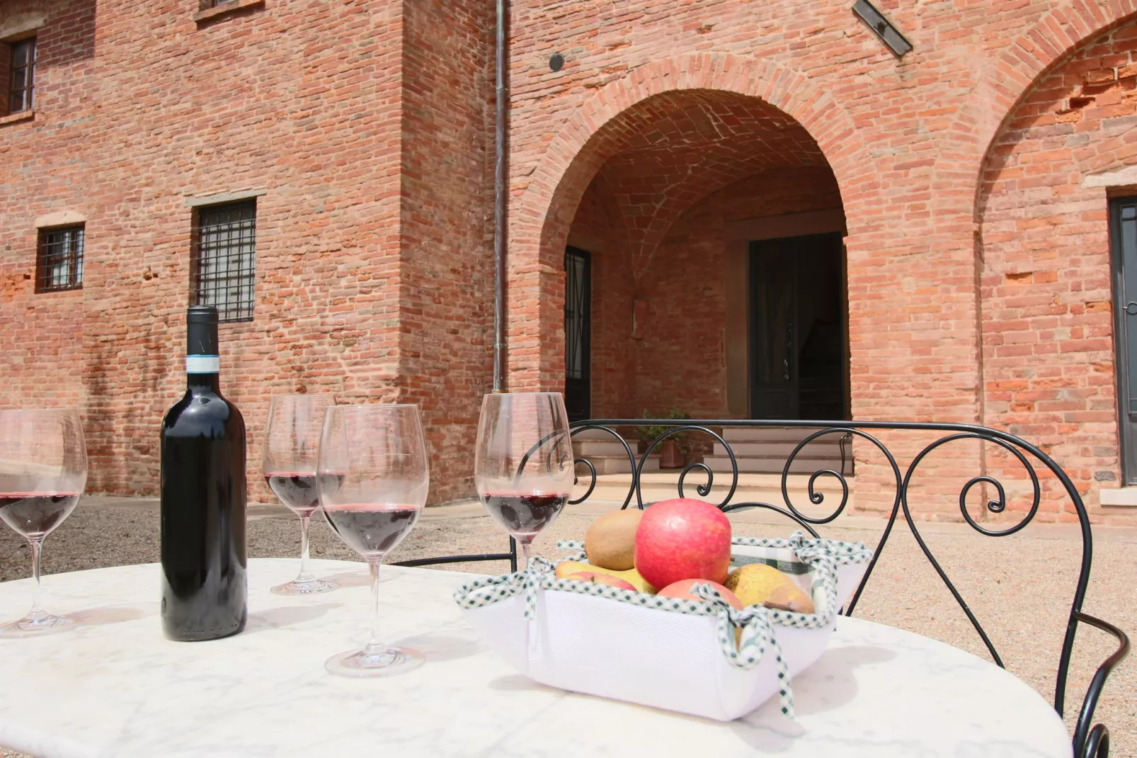 Agriturismo met zwembad, uitzicht over wijngaard Vino Nobile di Montepulciano-Terrasbalkon