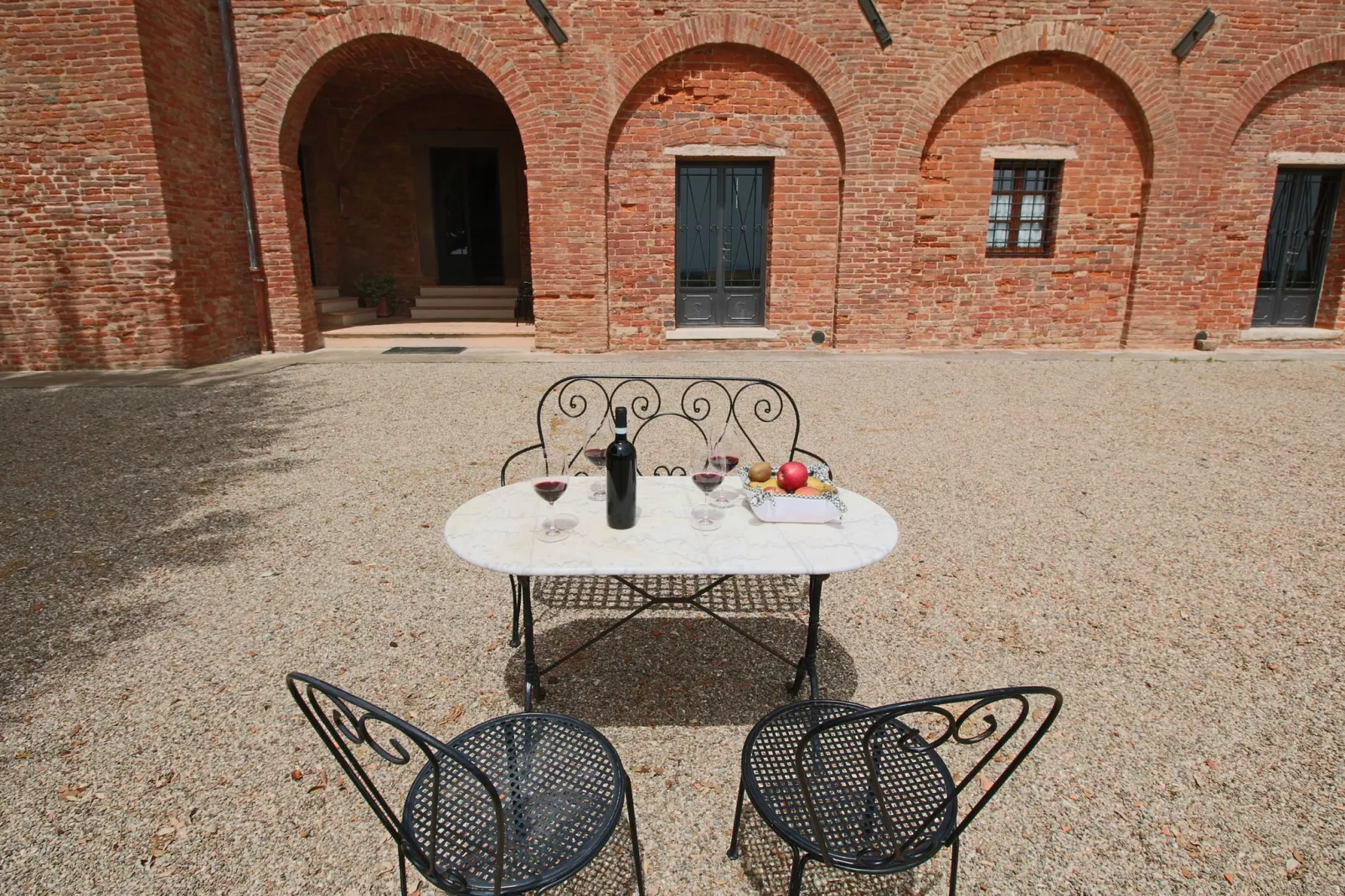 Agriturismo met zwembad, uitzicht over wijngaard Vino Nobile di Montepulciano-Terrasbalkon