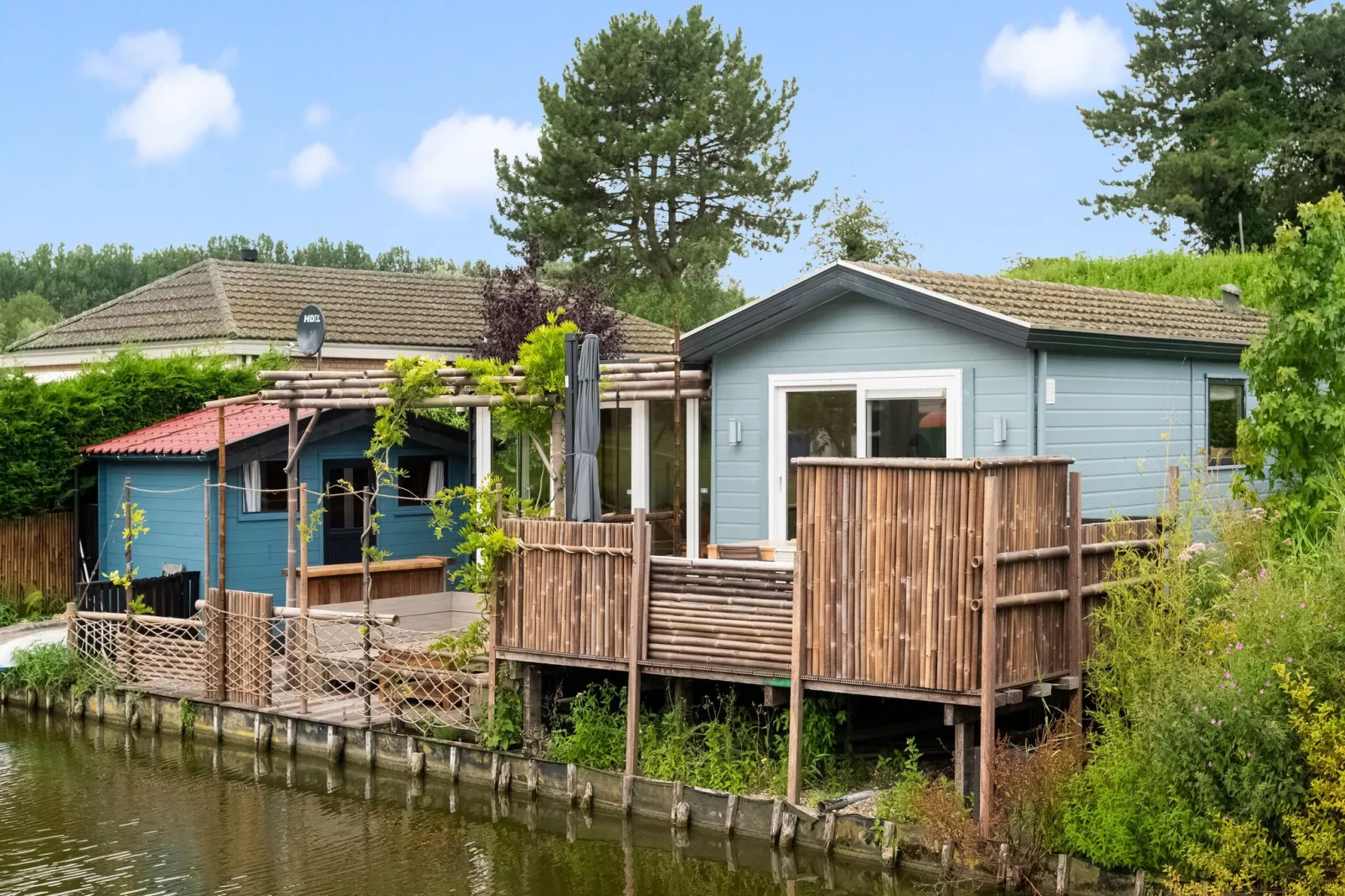 Het Blauwe Huis-Buitenkant zomer