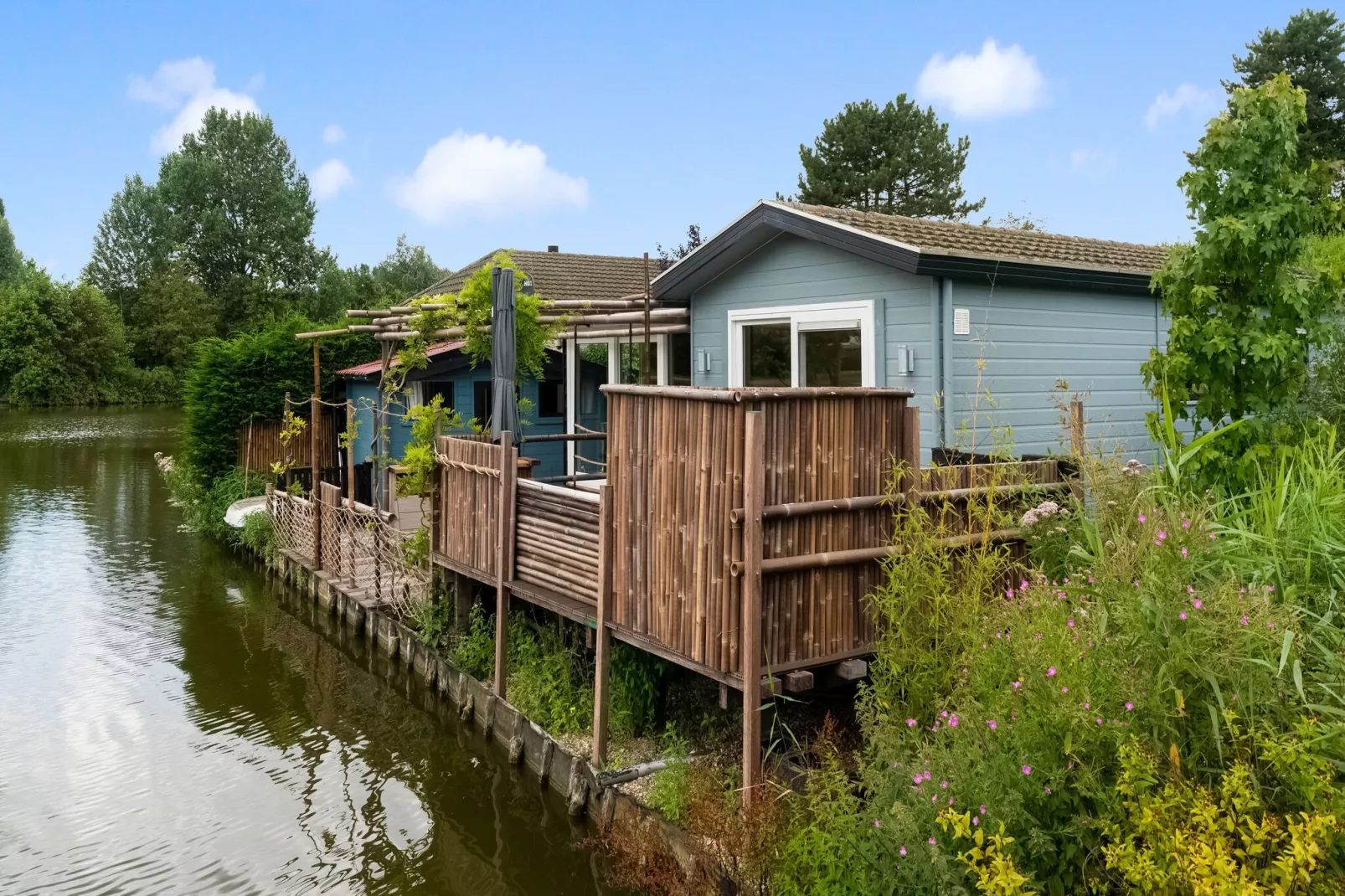 Het Blauwe Huis-Buitenkant zomer