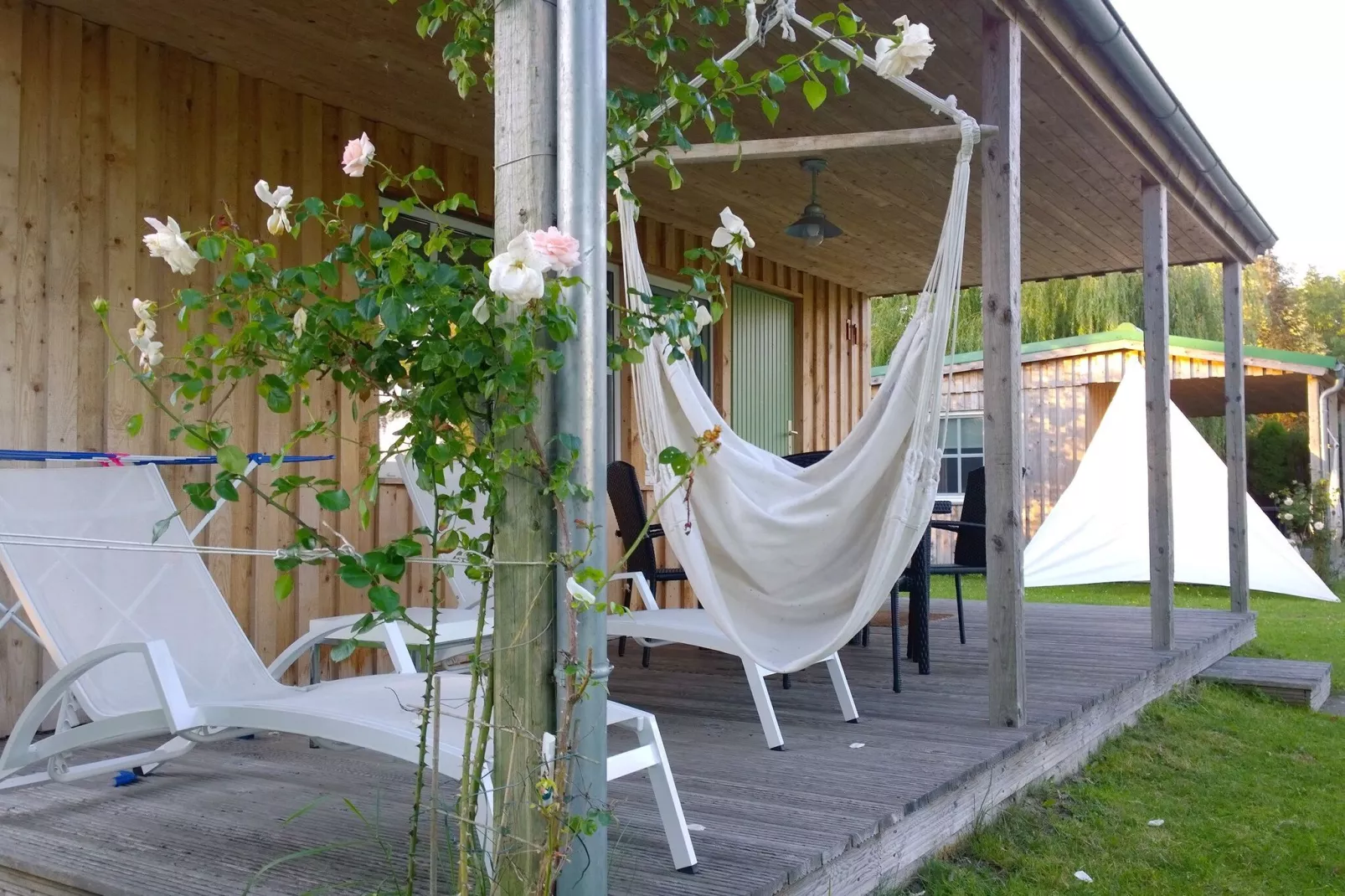 Vakantiehuis op de backwaters, Lütow-Buitenkant zomer