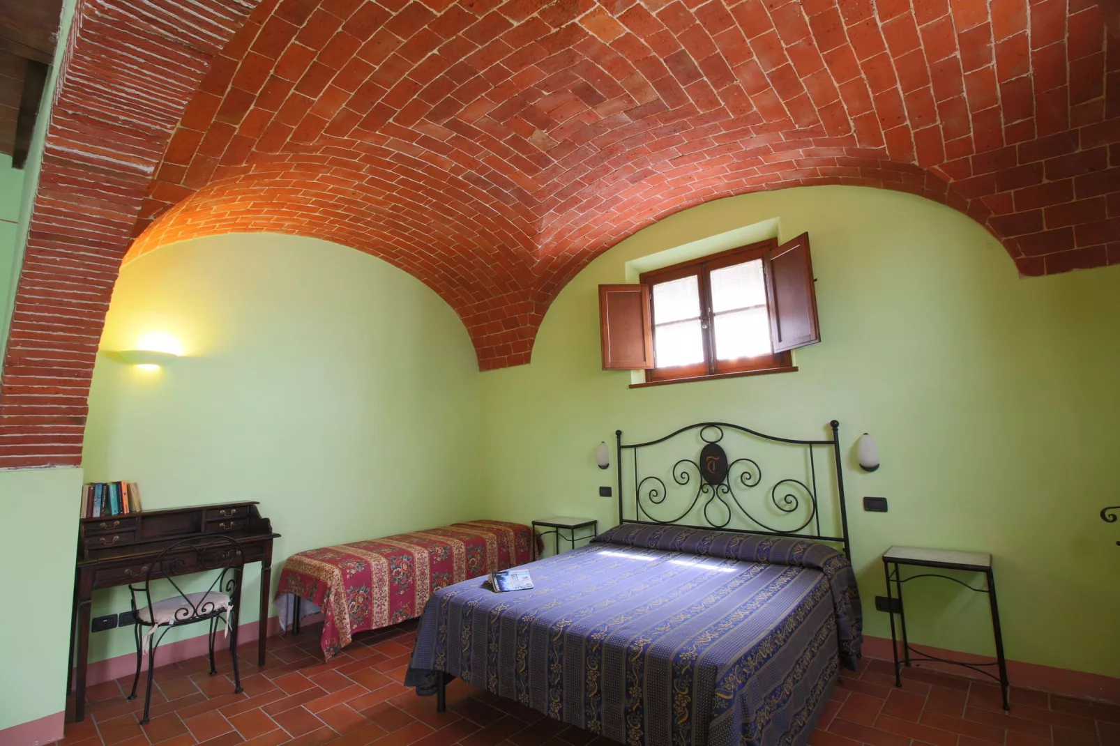 Landelijk appartement in Montepulciano met een zwembad-Slaapkamer