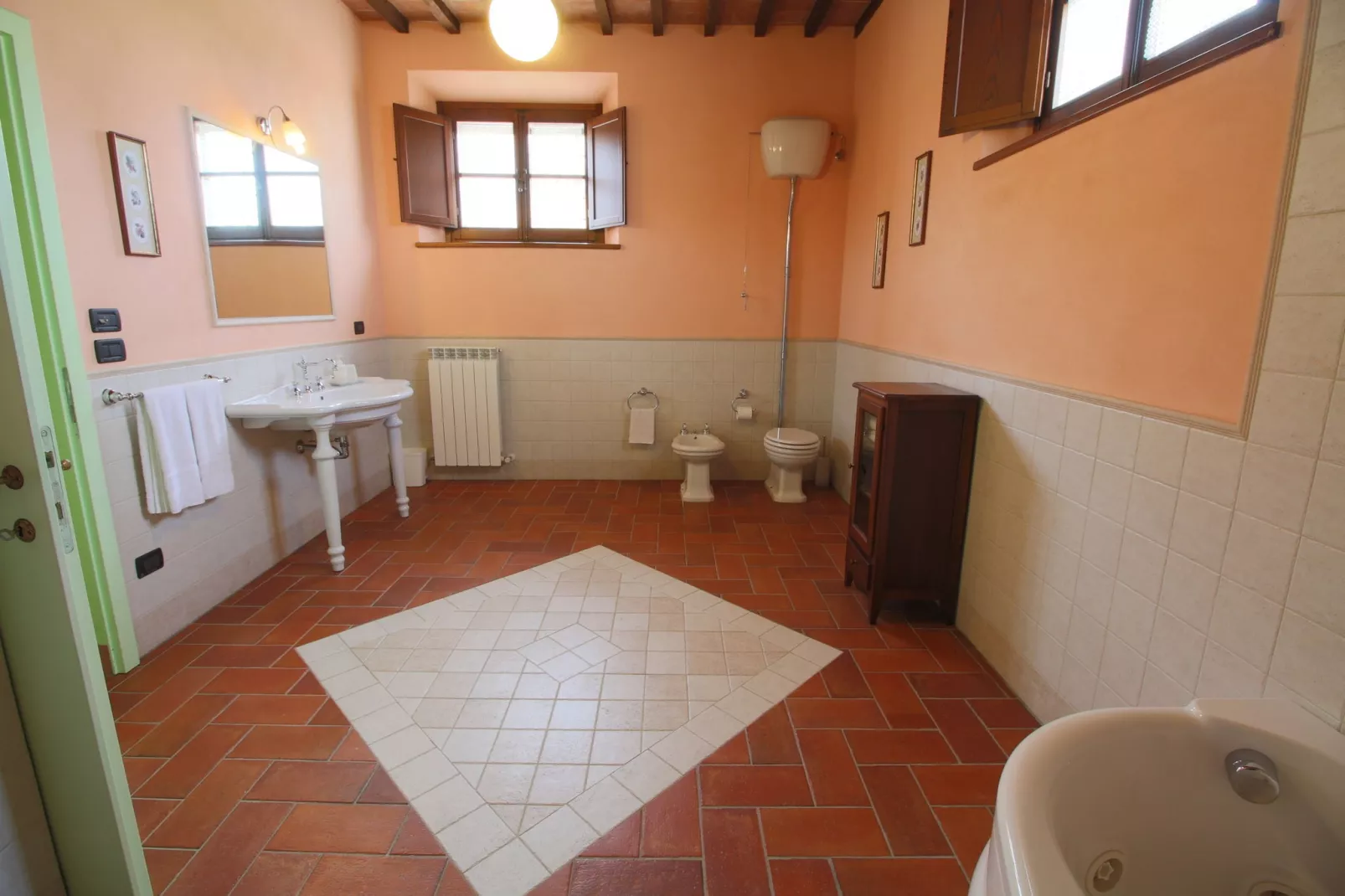 Landelijk appartement in Montepulciano met een zwembad-Badkamer