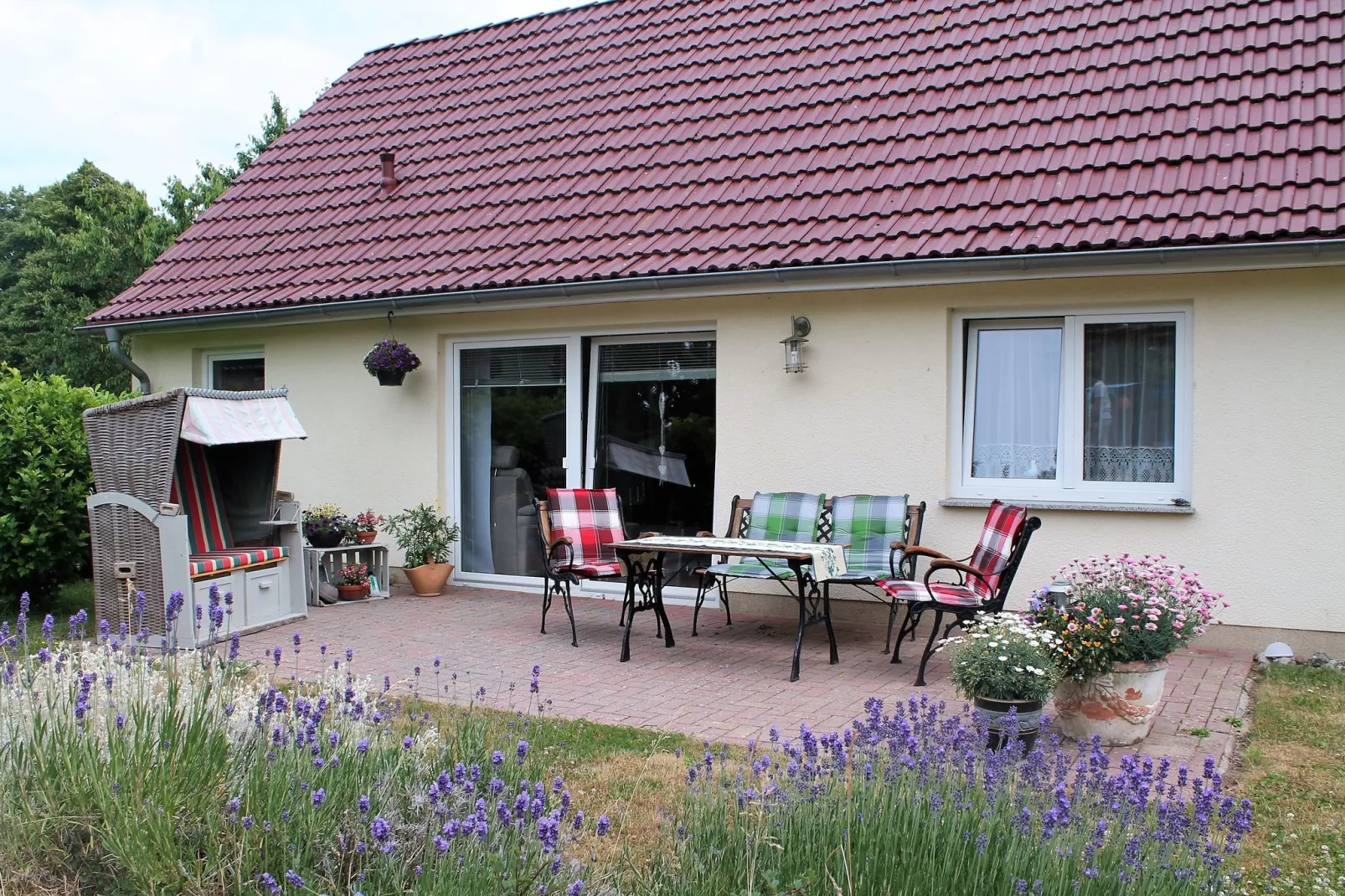 Hohenkirchen mit Garten Terrasse und Strandkorb