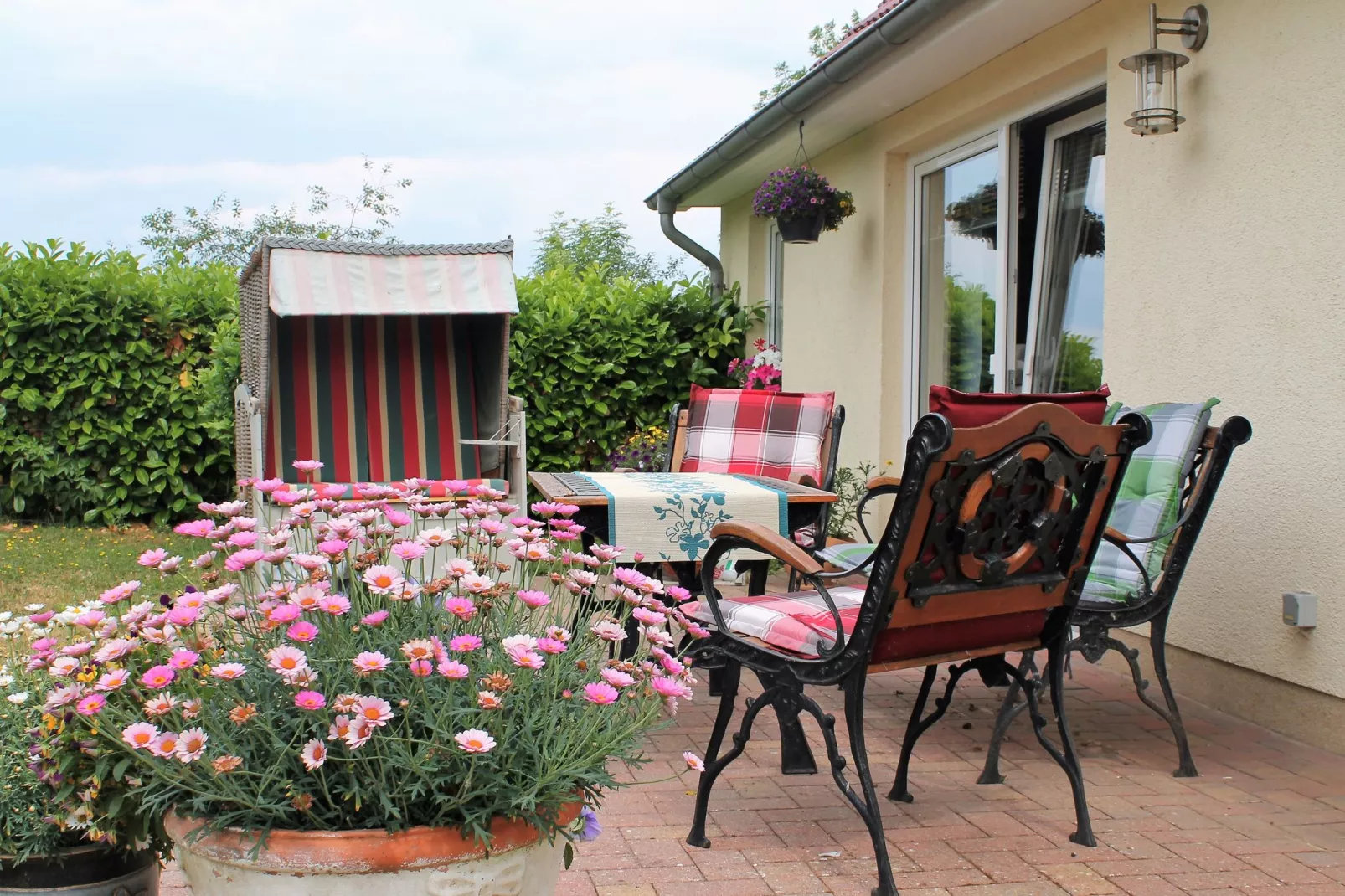 Hohenkirchen mit Garten Terrasse und Strandkorb-Buitenkant zomer